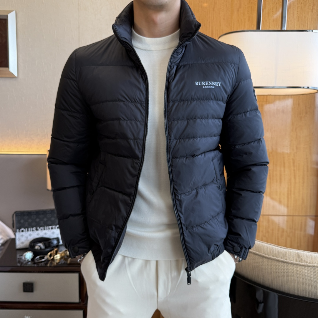 NO:601420,Burberry-  2025 new winter men's down jacket, high-quality design, is a must-have for any man, handsome and handsome. Heavy craftsmanship, 90 down filling, but the fashion stance remains firm, first-class texture, crisp and slim. Classic lapel down, mature and stable style, fine texture, good gloss, and very clear texture, simple and elegant style, strong fashion, version leading the current trend, the upper body effect is very good, the fabric is novel and soft to the touch  Fearless and changeable, blooming in comfort and uniqueness. Calmly and confidently walk the way of urban men's spring clothing. Multi-touch fabric selection, showing the eclectic charm. The upper body will not have any wrinkles, the fit is excellent, the upper body is stylish and handsome, the customized accessories are iconic, and the details determine success or failure. Colors and colors, sizes 48 - 56, can be worn up to 190 pounds.,, burberry, jackets & coats, down jacket, alexander wang19860909巴宝莉- 2025年冬季新款男士羽绒服外套,高品质设计,是任何男人都必备的王牌好货,帅气爆表.重工艺直冲工艺,90绒填充,但时尚立场坚挺如故,质感一流,挺括修身.经典翻领的羽绒,成熟稳重风,质感细腻,光泽感佳,且纹理非常清晰,款式简洁大气,时尚度强、版型引领当前趋势,上身效果非常好,面料新颖,手感软 无畏多变,舒适与独特中绽放.从容、自信游走都市型男春装之道.多重触感的面料选择,彰显不拘一格的魅力上身不会有任何褶皱,版型极好,上身有型帅气,定制辅料带有标志性,细节决定成败.颜色图色 尺码48 - 56 最大可穿到190斤.,,burberry,jackets & coats,down jacket,alexander wang,Men's clothing
