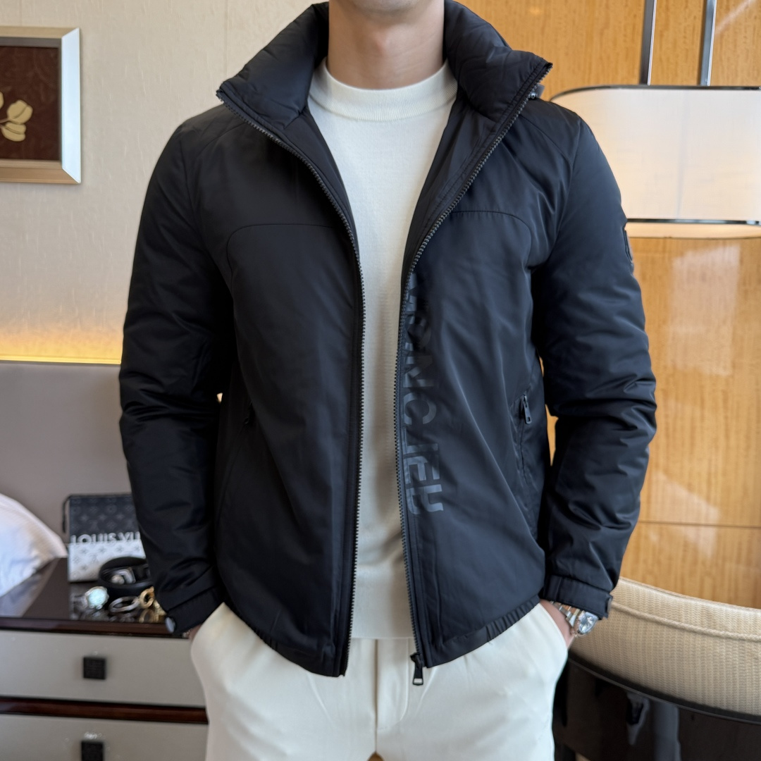 NO:597143,Mouth -  2025 new winter men's down jacket, high-quality design, is a must-have for any man, handsome and handsome. Heavy craftsmanship, 90 down filling, but the fashion stance remains firm, first-class texture, crisp and slim. Classic lapel down, mature and stable style, fine texture, good gloss, and very clear texture, simple and elegant style, strong fashion, version leading the current trend, the upper body effect is very good, the fabric is novel and soft to the touch  Fearless and changeable, blooming in comfort and uniqueness. Calmly and confidently walk the way of urban men's spring clothing. Multi-touch fabric selection, showing the eclectic charm. The upper body will not have any wrinkles, the shape is excellent, the upper body is stylish and handsome, the customized accessories are iconic, and the details determine success or failure. Colors and colors, sizes 48 - 56, can be worn up to 190 pounds.,, Moncler, jackets & coats, down jacket, alexander wang19860909蒙口 - 2025年冬季新款男士羽绒服外套,高品质设计,是任何男人都必备的王牌好货,帅气爆表.重工艺直冲工艺,90绒填充,但时尚立场坚挺如故,质感一流,挺括修身.经典翻领的羽绒,成熟稳重风,质感细腻,光泽感佳,且纹理非常清晰,款式简洁大气,时尚度强、版型引领当前趋势,上身效果非常好,面料新颖,手感软 无畏多变,舒适与独特中绽放.从容、自信游走都市型男春装之道.多重触感的面料选择,彰显不拘一格的魅力上身不会有任何褶皱,版型极好,上身有型帅气,定制辅料带有标志性,细节决定成败.颜色图色 尺码48 - 56 最大可穿到190斤.,,Moncler,jackets & coats,down jacket,alexander wang,Men's clothing