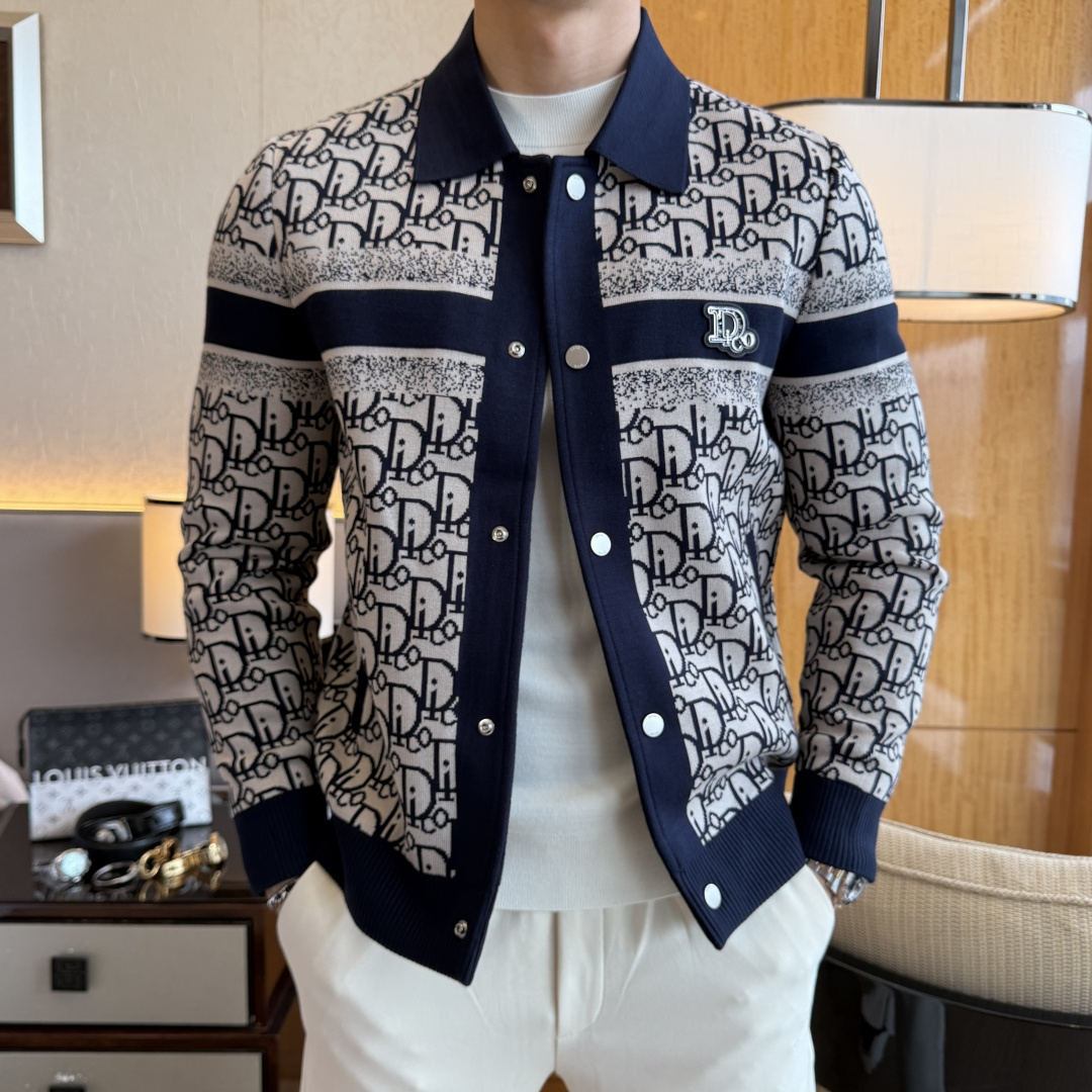 NO:599229,Dior - 2025ss autumn and winter hot model business casual jacket, customized high-quality polyester fiber fabric!  Logo design with top fashion big-name elements, complete with three standards!  Original hardware accessories, smooth lines, exquisite craftsmanship, awesome upper body shape, comfortable fabrics, windproof and warm, it is very fashionable, handsome and a must-have for casual and fashionable men with any combination!  Sizes M-3XL can fit up to 190 pounds!  ,,dior,jackets & coats,jackets & coats,alexander wang19860909迪奥- 2025ss秋冬大爆款精品商务休闲夹克外套,定制高品质聚酯纤维面料！顶级时尚大牌元素logo设计,三标齐全！原版五金辅料,线条流畅,工艺精致,上身版型超赞,面料舒适,挡风保暖,随意搭配都非常时尚帅气休闲时尚男仕必备款哦！尺码M-3XL 最大可穿190斤！,,dior,jackets & coats,jackets & coats,alexander wang,Men's clothing