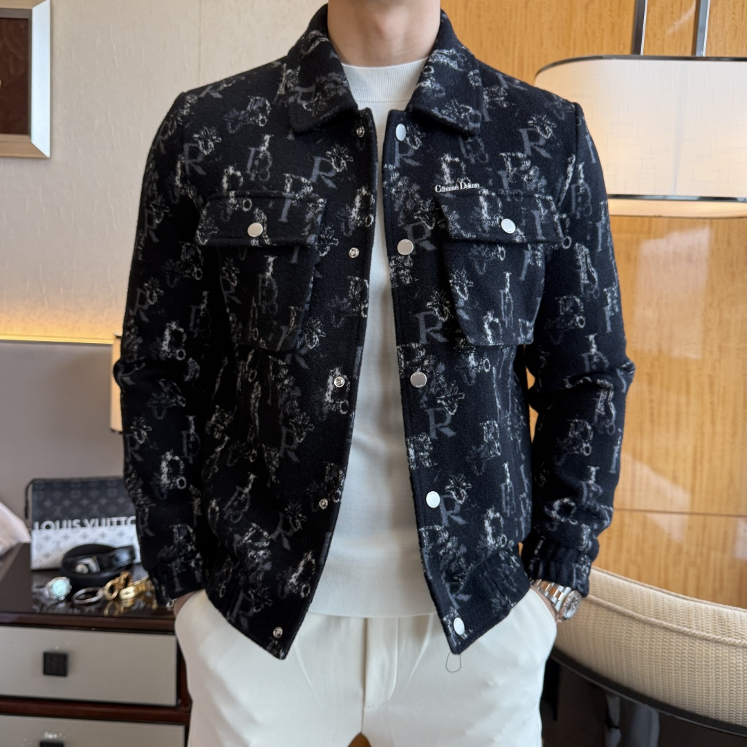 NO:599263,Dior -  2025 new winter wool down jacket, high-quality design, is a must-have for any man, handsome and handsome. Heavy craftsmanship, 90 down filling, but the fashion stance remains firm, first-class texture, crisp and slim. Classic lapel down, mature and stable style, fine texture, good gloss, and very clear texture, simple and elegant style, strong fashion, version leading the current trend, very good upper body effect, novel fabric, soft feel  Fearless and changeable, blooming in comfort and uniqueness. Calmly and confidently walk the way of urban men's spring clothing. Multi-touch fabric selection, showing the eclectic charm. The upper body will not have any wrinkles, the fit is excellent, the upper body is stylish and handsome, the customized accessories are iconic, and the details determine success or failure. Colors and colors, sizes 48 - 56, can be worn up to 190 pounds.,, dior, jackets & coats, down jacket, alexander wang19860909迪奥 - 2025年冬季新款羊毛羽绒服外套,高品质设计,是任何男人都必备的王牌好货,帅气爆表.重工艺直冲工艺,90绒填充,但时尚立场坚挺如故,质感一流,挺括修身.经典翻领的羽绒,成熟稳重风,质感细腻,光泽感佳,且纹理非常清晰,款式简洁大气,时尚度强、版型引领当前趋势,上身效果非常好,面料新颖,手感软 无畏多变,舒适与独特中绽放.从容、自信游走都市型男春装之道.多重触感的面料选择,彰显不拘一格的魅力上身不会有任何褶皱,版型极好,上身有型帅气,定制辅料带有标志性,细节决定成败.颜色图色 尺码48 - 56 最大可穿到190斤.,,dior,jackets & coats,down jacket,alexander wang,Men's clothing