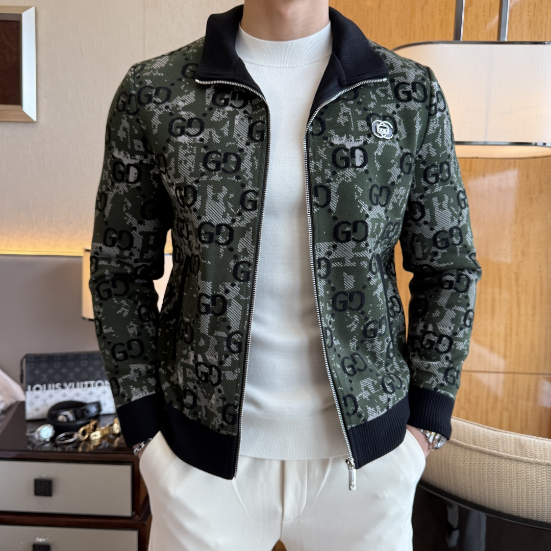 NO:599226,Gucci - 2025ss autumn and winter hot-selling boutique business casual jacket, customized high-quality polyester fiber fabric!  Logo design with top fashion big-name elements, complete with three standards!  Original hardware accessories, smooth lines, exquisite craftsmanship, awesome upper body shape, comfortable fabrics, windproof and warm, it is very fashionable, handsome and a must-have for casual and fashionable men with any combination!  Sizes M-3XL can fit up to 190 pounds!  ,,jackets & coats,jackets & coats,alexander wang19860909古奇- 2025ss秋冬大爆款精品商务休闲夹克外套,定制高品质聚酯纤维面料！顶级时尚大牌元素logo设计,三标齐全！原版五金辅料,线条流畅,工艺精致,上身版型超赞,面料舒适,挡风保暖,随意搭配都非常时尚帅气休闲时尚男仕必备款哦！尺码M-3XL 最大可穿190斤！,,jackets & coats,jackets & coats,alexander wang,Men's clothing