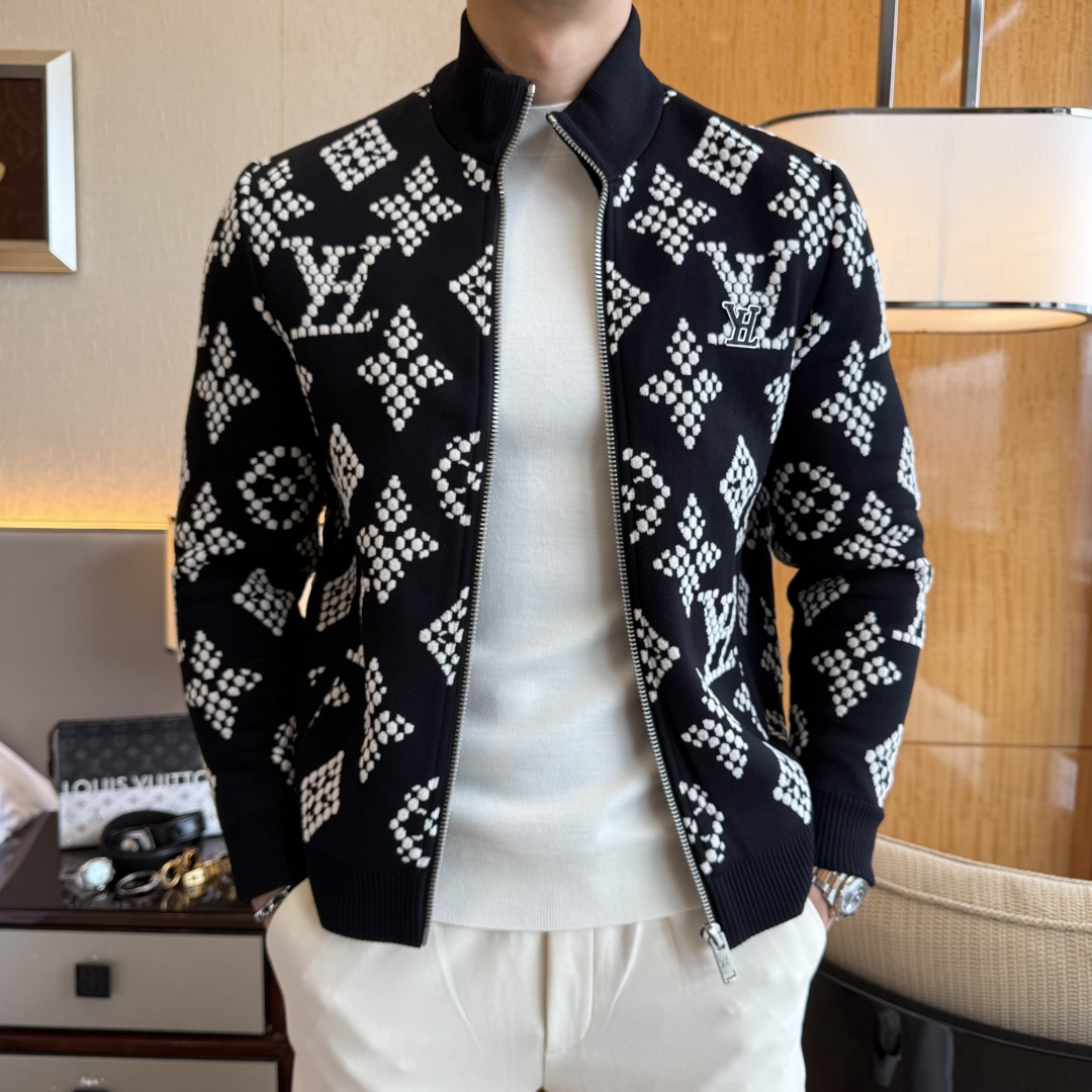 NO:599232,LV - 2025ss hot-selling autumn and winter high-quality business casual jacket, customized with high-quality polyester fiber fabric!  Logo design with top fashion big-name elements, complete with three standards!  Original hardware accessories, smooth lines, exquisite craftsmanship, awesome upper body shape, comfortable fabrics, windproof and warm, it is very fashionable, handsome and a must-have for casual and fashionable men with any combination!  Sizes M-3XL can fit up to 190 pounds!  ,,louis vuitton,jackets & coats,jackets & coats,alexander wang19860909LV - 2025ss秋冬大爆款精品商务休闲夹克外套,定制高品质聚酯纤维面料！顶级时尚大牌元素logo设计,三标齐全！原版五金辅料,线条流畅,工艺精致,上身版型超赞,面料舒适,挡风保暖,随意搭配都非常时尚帅气休闲时尚男仕必备款哦！尺码M-3XL 最大可穿190斤！,,louis vuitton,jackets & coats,jackets & coats,alexander wang,Men's clothing