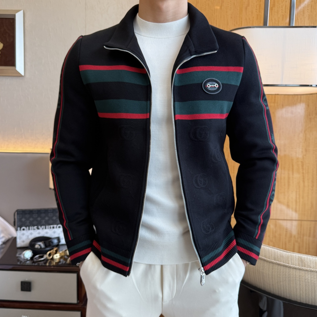 NO:599235,Gucci - 2025ss autumn and winter hot-selling boutique business casual jacket, customized high-quality polyester fiber fabric!  Logo design with top fashion big-name elements, complete with three standards!  Original hardware accessories, smooth lines, exquisite craftsmanship, awesome upper body shape, comfortable fabrics, windproof and warm, it is very fashionable, handsome and a must-have for casual and fashionable men with any combination!  Sizes M-3XL can fit up to 190 pounds!  ,,jackets & coats,jackets & coats,alexander wang19860909古奇- 2025ss秋冬大爆款精品商务休闲夹克外套,定制高品质聚酯纤维面料！顶级时尚大牌元素logo设计,三标齐全！原版五金辅料,线条流畅,工艺精致,上身版型超赞,面料舒适,挡风保暖,随意搭配都非常时尚帅气休闲时尚男仕必备款哦！尺码M-3XL 最大可穿190斤！,,jackets & coats,jackets & coats,alexander wang,Men's clothing