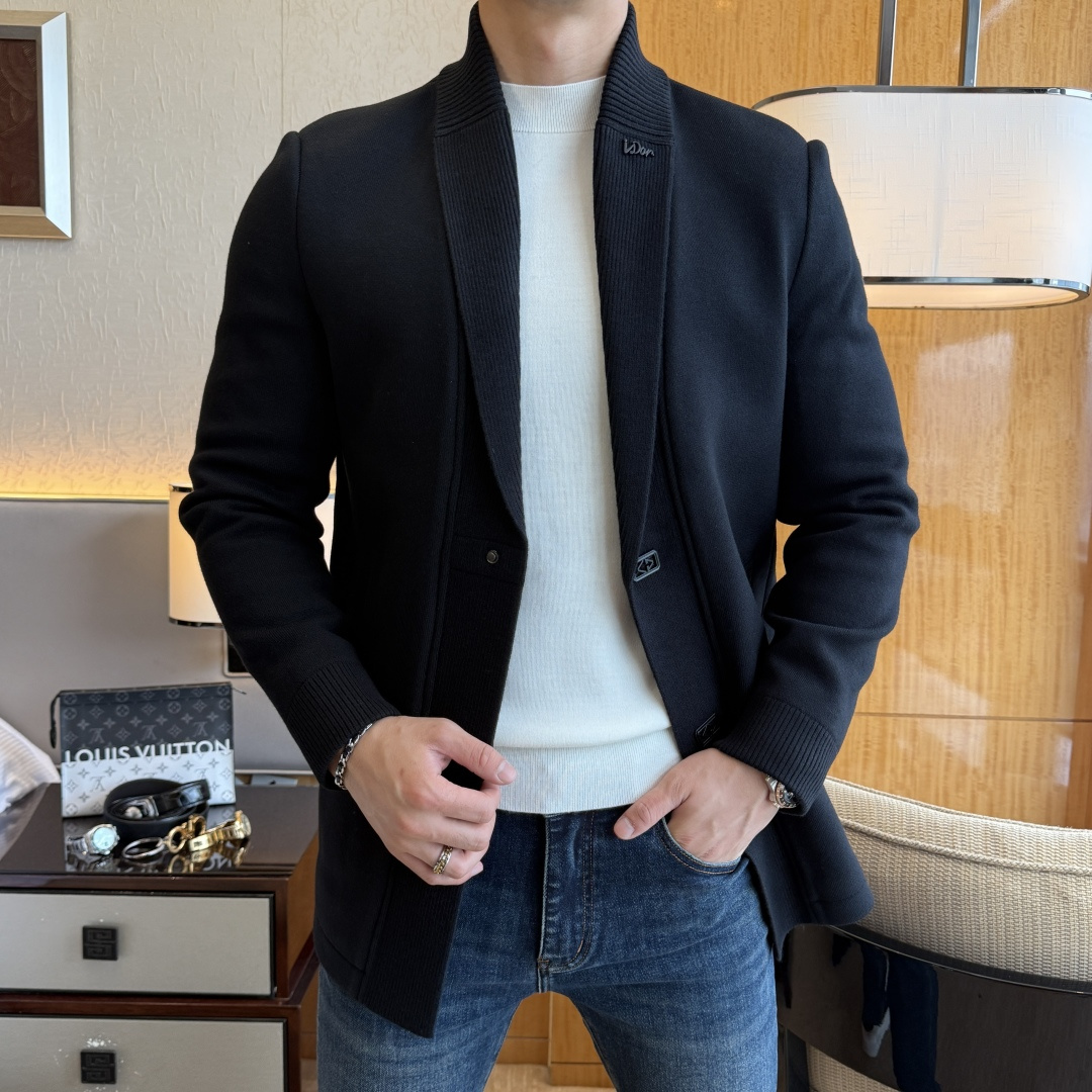 NO:599234,Dior - 2025ss autumn and winter hot style business casual jacket, customized high-quality polyester fiber wool fabric!  Logo design with top fashion big-name elements, complete with three standards!  Original hardware accessories, smooth lines, exquisite craftsmanship, awesome upper body shape, comfortable fabrics, windproof and warm, it is very fashionable, handsome and a must-have for casual and fashionable men with any combination!  Sizes M-3XL can fit up to 190 pounds!  ,,dior,jackets & coats,jackets & coats,alexander wang19860909迪奥 - 2025ss秋冬大爆款精品商务休闲夹克外套,定制高品质聚酯纤维羊毛面料！顶级时尚大牌元素logo设计,三标齐全！原版五金辅料,线条流畅,工艺精致,上身版型超赞,面料舒适,挡风保暖,随意搭配都非常时尚帅气休闲时尚男仕必备款哦！尺码M-3XL 最大可穿190斤！,,dior,jackets & coats,jackets & coats,alexander wang,Men's clothing