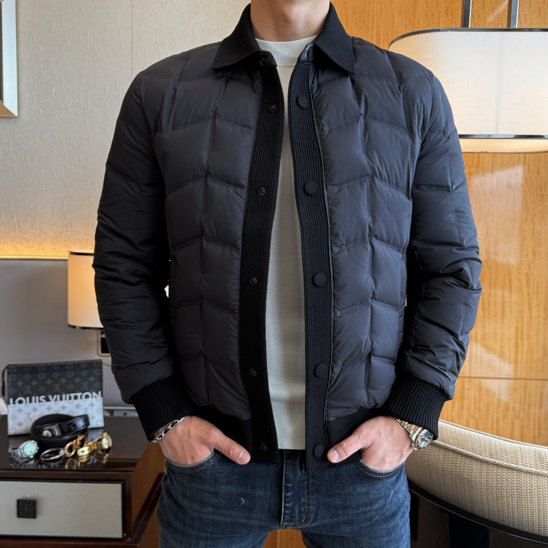NO:683521,LP Noyo -  2025 new winter men's down jacket, high-quality design, is a must-have for any man, handsome and handsome. Heavy craftsmanship, 90 down filling, but the fashion stance remains firm, first-class texture, crisp and slim. Classic lapel down, mature and stable style, fine texture, good gloss, and very clear texture, simple and elegant style, strong fashion, version leading the current trend, the upper body effect is very good, the fabric is novel and soft to the touch  Fearless and changeable, blooming in comfort and uniqueness. Calmly and confidently walk the way of urban sportsman's spring clothing. Multi-touch fabric selection, showing the eclectic charm. The upper body will not have any wrinkles, the fit is excellent, the upper body is stylish and handsome, the customized accessories are iconic, and the details determine success or failure. Colors and colors, sizes 48 - 56, can be worn up to 190 pounds.,,loro piana,jackets & coats,down jacket,19860909LP诺悠 - 2025年冬季新款男士羽绒服外套,高品质设计,是任何男人都必备的王牌好货,帅气爆表.重工艺直冲工艺,90绒填充,但时尚立场坚挺如故,质感一流,挺括修身.经典翻领的羽绒,成熟稳重风,质感细腻,光泽感佳,且纹理非常清晰,款式简洁大气,时尚度强、版型引领当前趋势,上身效果非常好,面料新颖,手感软 无畏多变,舒适与独特中绽放.从容、自信游走都市型男春装之道.多重触感的面料选择,彰显不拘一格的魅力上身不会有任何褶皱,版型极好,上身有型帅气,定制辅料带有标志性,细节决定成败.颜色图色 尺码48 - 56 最大可穿到190斤.,,loro piana,jackets & coats,down jacket,,Men's clothing