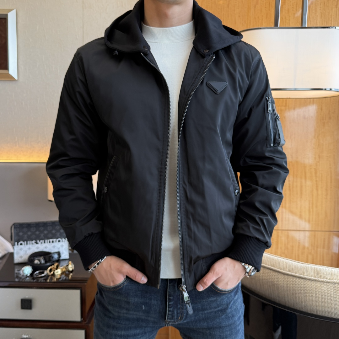 NO:599243,Prada-  2025 new winter men's down jacket, high-quality design, is a must-have for any man, handsome and handsome. Heavy craftsmanship, 90 down filling, but the fashion stance remains firm, first-class texture, crisp and slim. Classic lapel down, mature and stable style, fine texture, good gloss, and very clear texture, simple and elegant style, strong fashion, version leading the current trend, the upper body effect is very good, the fabric is novel and soft to the touch  Fearless and changeable, blooming in comfort and uniqueness. Calmly and confidently walk the way of urban men's spring clothing. Multi-touch fabric selection, showing the eclectic charm. The upper body will not have any wrinkles, the fit is excellent, the upper body is stylish and handsome, the customized accessories are iconic, and the details determine success or failure. Colors and colors, sizes 48 - 56, can be worn up to 190 pounds.,, prada, jackets & coats, down jacket, alexander wang19860909普拉达- 2025年冬季新款男士羽绒服外套,高品质设计,是任何男人都必备的王牌好货,帅气爆表.重工艺直冲工艺,90绒填充,但时尚立场坚挺如故,质感一流,挺括修身.经典翻领的羽绒,成熟稳重风,质感细腻,光泽感佳,且纹理非常清晰,款式简洁大气,时尚度强、版型引领当前趋势,上身效果非常好,面料新颖,手感软 无畏多变,舒适与独特中绽放.从容、自信游走都市型男春装之道.多重触感的面料选择,彰显不拘一格的魅力上身不会有任何褶皱,版型极好,上身有型帅气,定制辅料带有标志性,细节决定成败.颜色图色 尺码48 - 56 最大可穿到190斤.,,prada,jackets & coats,down jacket,alexander wang,Men's clothing
