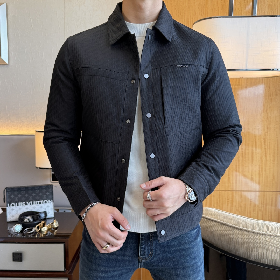 NO:599272,Zegna - 2025SS counter's most popular fashionable and light down jacket, made of high-end windproof polyester fiber fabric, heavy craftsmanship design, the counter's latest brand element design, making men more handsome and stylish, the fabric is close-fitting and comfortable, and has very strong warmth retention!  Customized original hardware accessories, complex turning, exquisite craftsmanship, and high-quality 90 duck down fillers will make you more elegant and warm all winter [satisfied]. The style is simple, fashionable and generous, a fashionable casual item, wearing it will make you the center of attention wherever you go!  Fashion is always close to you Size M - 4XL (model 178/145 pounds upper body size L),,zegna,jackets & coats,jackets & coats,down jacket,alexander wang19860909杰尼娅 - 2025ss专柜大爆款时尚轻薄羽绒夹克外套,高档防风聚酯纤维面料制作,重工艺设计,专柜最新品牌元素设计,让男人更帅气有型,面料贴身舒适,保暖性非常强！定制原版五金辅料,车工复杂,工艺精湛,填充物采用高品质90鸭绒,让你整个冬天有风度更有温度[得意].版型简洁时尚大方,时尚潮流休闲单品,穿上它让你走到那里都是焦点！时尚总是离你很近码数Ｍ - 4XL (模特178/145斤上身L码),,zegna,jackets & coats,jackets & coats,down jacket,alexander wang,Men's clothing