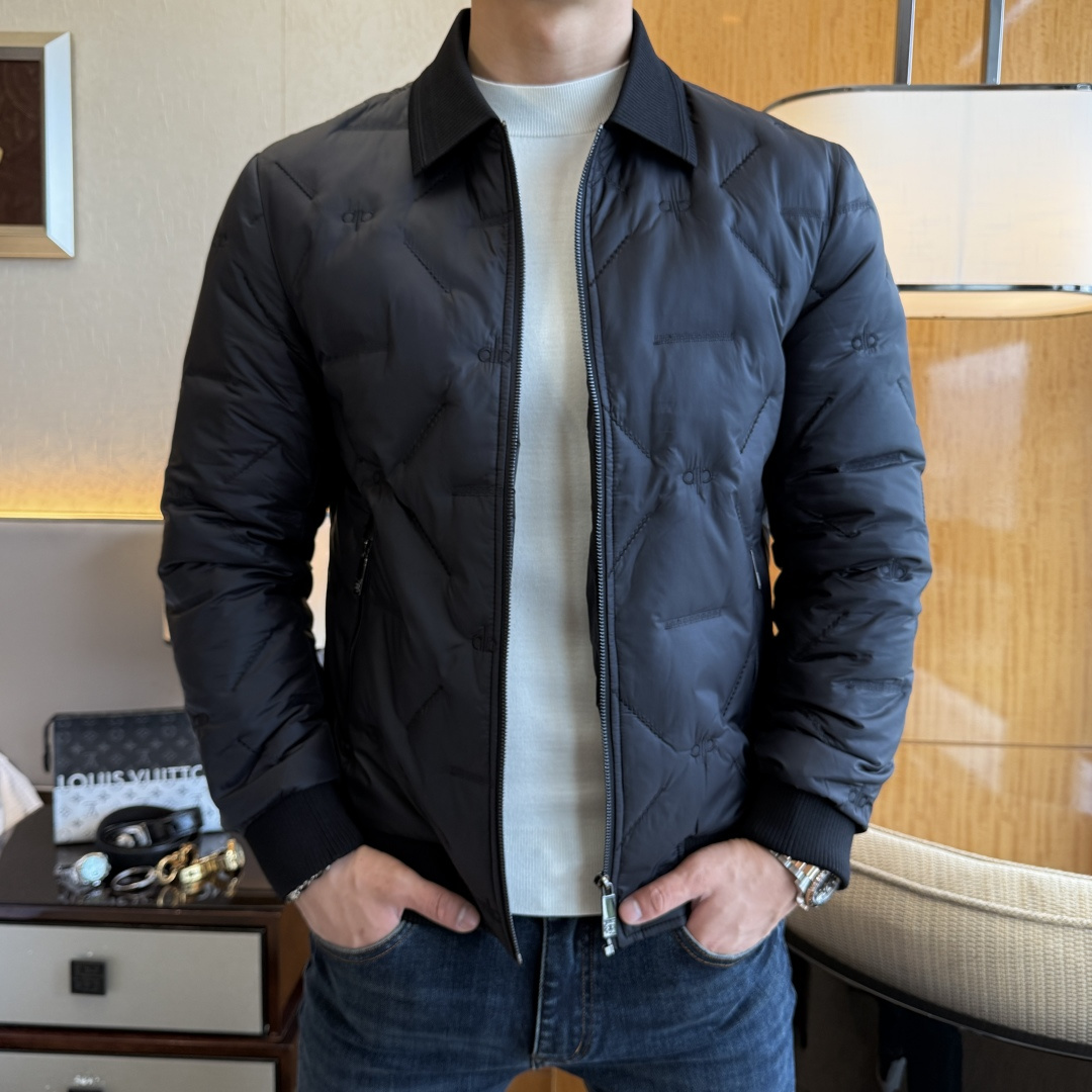 NO:601432,alo - 2025 new winter men's down jacket, high-quality design, a must-have for any man, handsome and handsome. Heavy craftsmanship, 90 down filling, but the fashion stance remains firm, first-class texture, crisp and slim. Classic lapel down, mature and stable style, fine texture, good gloss, and very clear texture, simple and elegant style, strong fashion, version leading the current trend, very good upper body effect, novel fabric, soft feel  Fearless and changeable, blooming in comfort and uniqueness. Calmly and confidently walk the way of urban men's spring clothing. Multi-touch fabric selection, showing the eclectic charm. The upper body will not have any wrinkles, the fit is excellent, the upper body is stylish and handsome, the customized accessories are iconic, and the details determine success or failure. Colors and colors, sizes 48 - 56, can be worn up to 190 pounds.,,jackets & coats,down jacket,alexander wang19860909alo - 2025年冬季新款男士羽绒服外套,高品质设计,是任何男人都必备的王牌好货,帅气爆表.重工艺直冲工艺,90绒填充,但时尚立场坚挺如故,质感一流,挺括修身.经典翻领的羽绒,成熟稳重风,质感细腻,光泽感佳,且纹理非常清晰,款式简洁大气,时尚度强、版型引领当前趋势,上身效果非常好,面料新颖,手感软 无畏多变,舒适与独特中绽放.从容、自信游走都市型男春装之道.多重触感的面料选择,彰显不拘一格的魅力上身不会有任何褶皱,版型极好,上身有型帅气,定制辅料带有标志性,细节决定成败.颜色图色 尺码48 - 56 最大可穿到190斤.,,jackets & coats,down jacket,alexander wang,Men's clothing