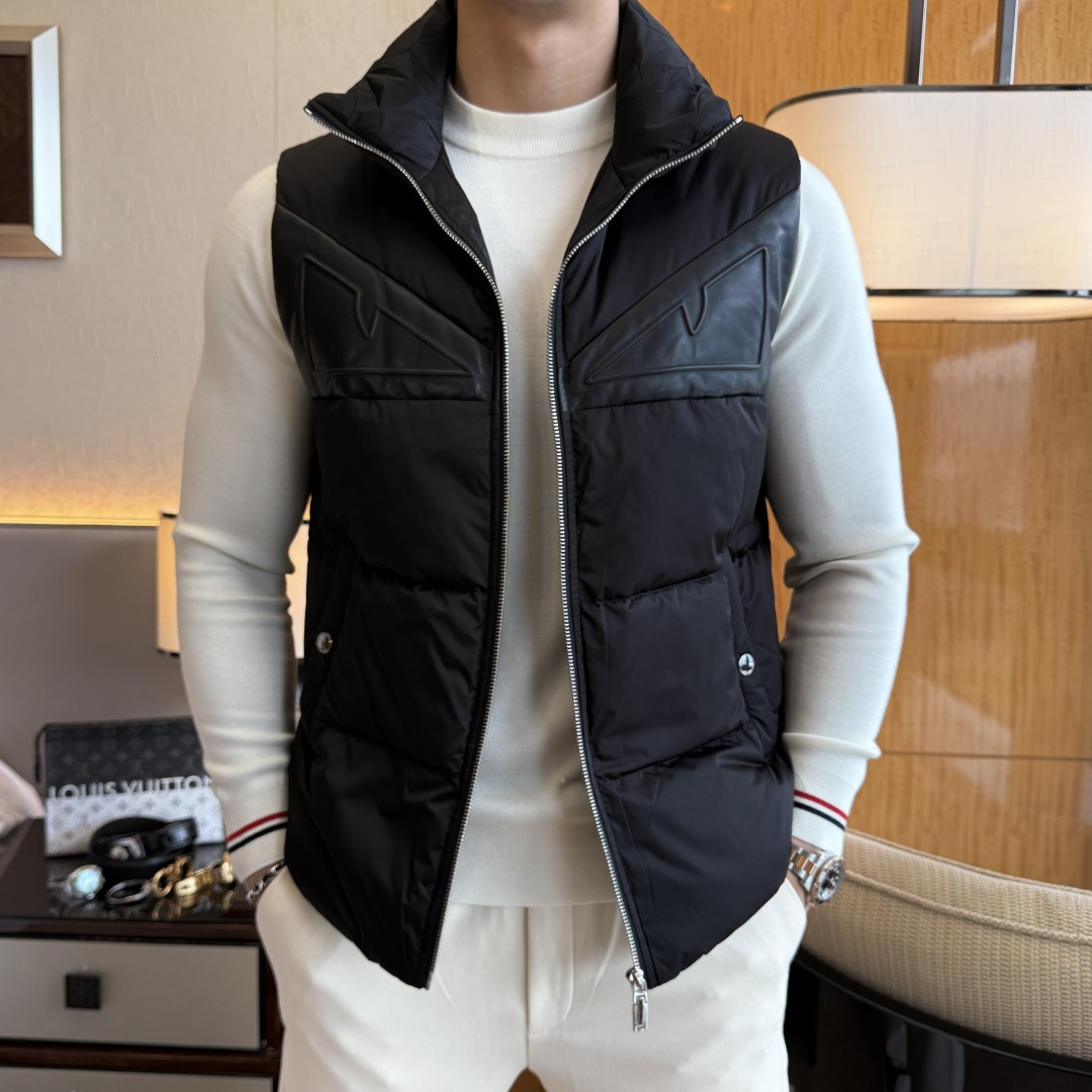 NO:597145,Fendi - 2025ss new autumn and winter products, foreign trade company order, simple style fashionable down vest, imported original high-quality fiber blended fabric, filled with 95 white duck down inside!  The sag and gloss are definitely refreshing and make you look more youthful and energetic. The workmanship is neat and smooth. All the hardware and accessories are supplied by customers and come with top-grade accessories. At first glance, they are high-end fabrics. These fabrics are custom-woven and there is nothing picky about them on the outside. This kind of jacket is for regular wear and is very practical. Sizes M-3XL, fendi, jackets & coats, down jacket, alexander wang19860909芬迪- 2025ss秋冬新品外贸公司订单 简约风格时尚羽绒马甲 进口原版高品质纤维混纺面料,内里填充95白鸭绒！垂度和光泽绝对是提气,更显青春活力,车工走线整齐平整,所有五金附料都是客供带顶级配件 一看就是高档的面料 这种面料都是定织的 外面根本就没有 无任何有挑剔的地方 这样的一件外套属于常备常穿的,实用性很强.尺码M-3XL,,fendi,jackets & coats,down jacket,alexander wang,Men's clothing