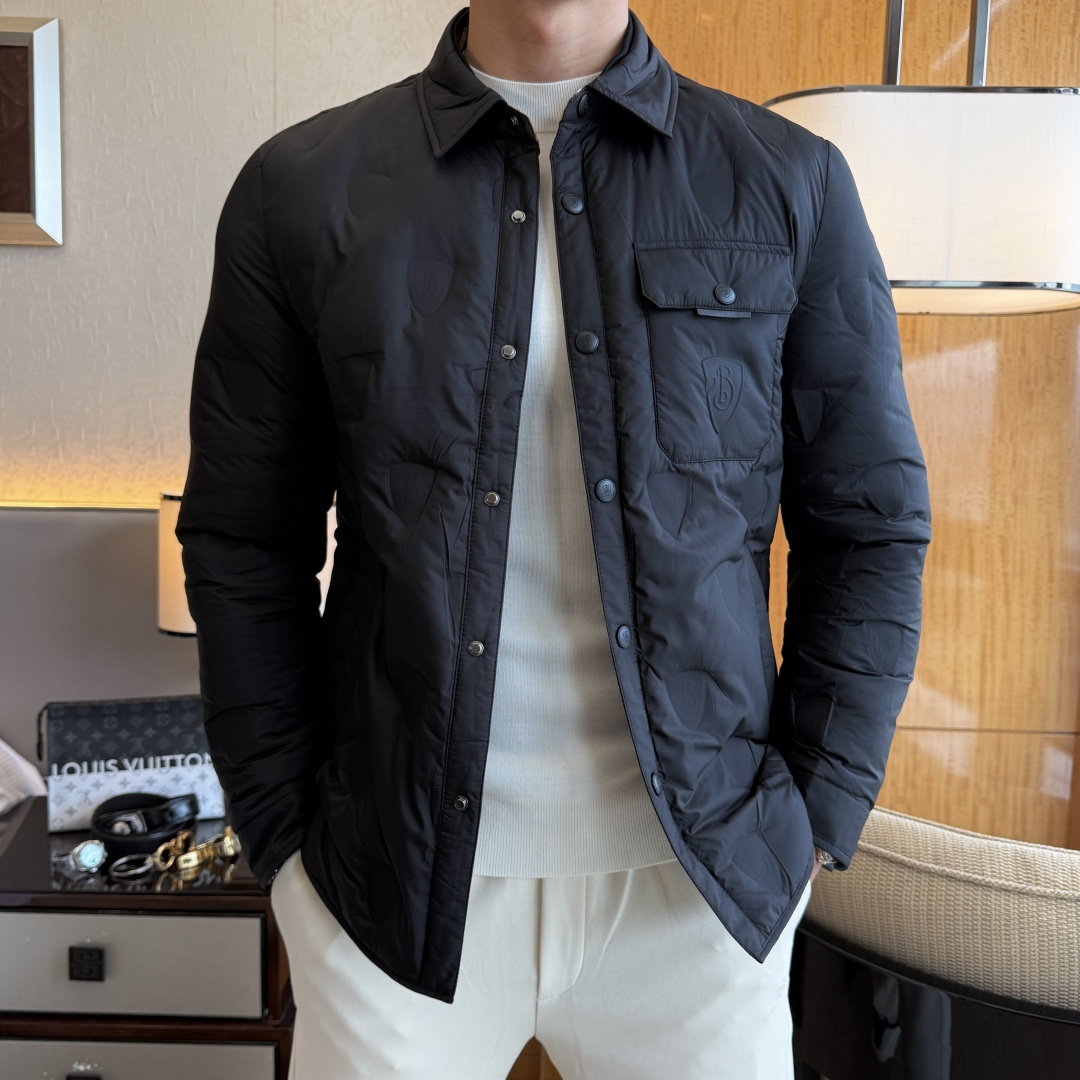 NO:599269,Burberry - 2025SS counter's popular fashionable and light down jacket, made of high-end windproof polyester fiber fabric, heavy craftsmanship design, the latest brand element design of the counter, making men more handsome and stylish, the fabric is close-fitting and comfortable, and has strong warmth retention!  Customized original hardware accessories, complex turning, exquisite craftsmanship, and high-quality 90 duck down fillers will make you more elegant and warm all winter [satisfied]. The style is simple, fashionable and generous, a fashionable casual item, wearing it will make you the center of attention wherever you go!  Fashion is always close to you. Size M - 3XL (model 178/145 pounds upper body size L),,burberry,jackets & coats,jackets & coats,down jacket,alexander wang19860909巴宝莉 - 2025ss专柜大爆款时尚轻薄羽绒夹克外套,高档防风聚酯纤维面料制作,重工艺设计,专柜最新品牌元素设计,让男人更帅气有型,面料贴身舒适,保暖性非常强！定制原版五金辅料,车工复杂,工艺精湛,填充物采用高品质90鸭绒,让你整个冬天有风度更有温度[得意].版型简洁时尚大方,时尚潮流休闲单品,穿上它让你走到那里都是焦点！时尚总是离你很近码数Ｍ - 3XL (模特178/145斤上身L码),,burberry,jackets & coats,jackets & coats,down jacket,alexander wang,Men's clothing