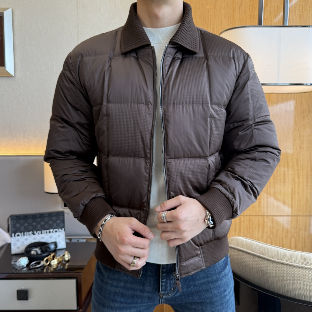 NO:595122,TF- 2025 new winter men's down jacket, high-quality design, is a must-have for any man, handsome and handsome. Heavy craftsmanship, 90 down filling, but the fashion stance remains firm, first-class texture, crisp and slim fit. Classic lapel down, mature and stable style, fine texture, good gloss, and very clear texture, simple and elegant style, strong fashion, version leading the current trend, very good upper body effect, novel fabric, soft feel  Fearless and changeable, blooming in comfort and uniqueness. Calmly and confidently walk the way of urban men's spring clothing. Multi-touch fabric selection, showing the eclectic charm. The upper body will not have any wrinkles, the fit is excellent, the upper body is stylish and handsome, the customized accessories are iconic, and the details determine success or failure. Colors and colors, sizes 48 - 56, can be worn up to 190 pounds.,, tom ford, jackets & coats, down jacket, alexander wang19860909TF- 2025年冬季新款男士羽绒服外套,高品质设计,是任何男人都必备的王牌好货,帅气爆表.重工艺直冲工艺,90绒填充,但时尚立场坚挺如故,质感一流,挺括修身.经典翻领的羽绒,成熟稳重风,质感细腻,光泽感佳,且纹理非常清晰,款式简洁大气,时尚度强、版型引领当前趋势,上身效果非常好,面料新颖,手感软 无畏多变,舒适与独特中绽放.从容、自信游走都市型男春装之道.多重触感的面料选择,彰显不拘一格的魅力上身不会有任何褶皱,版型极好,上身有型帅气,定制辅料带有标志性,细节决定成败.颜色图色 尺码48 - 56 最大可穿到190斤.,,tom ford,jackets & coats,down jacket,alexander wang,Men's clothing