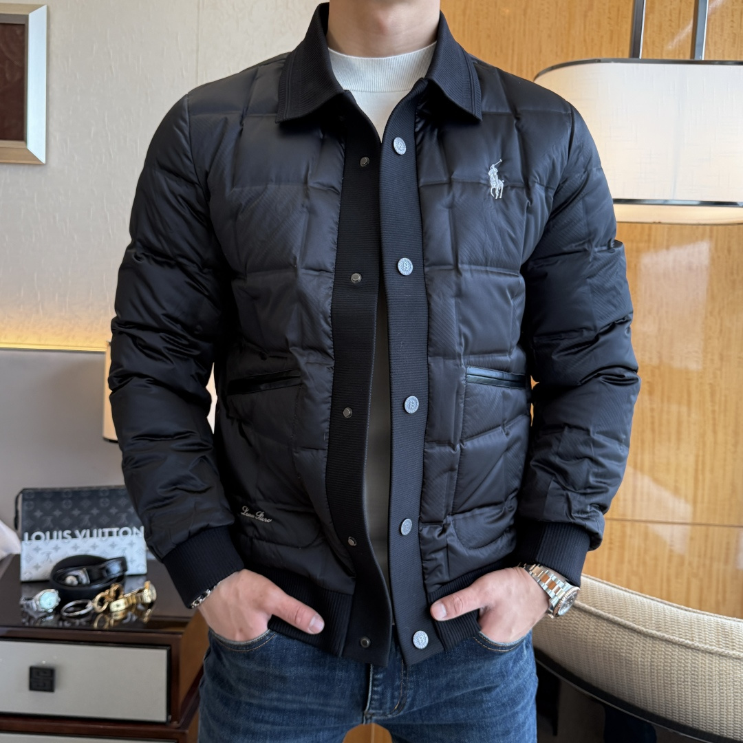NO:599262,Paul - 2025 new winter men's down jacket, high-quality design, a must-have for any man, handsome and handsome. Heavy craftsmanship, 90 down filling, but the fashion stance remains firm, first-class texture, crisp and slim. Classic lapel down, mature and stable style, fine texture, good gloss, and very clear texture, simple and elegant style, strong fashion, version leading the current trend, very good upper body effect, novel fabric, soft feel  Fearless and changeable, blooming in comfort and uniqueness. Calmly and confidently walk the way of urban men's spring clothing. Multi-touch fabric selection, showing the eclectic charm. The upper body will not have any wrinkles, the fit is excellent, the upper body is stylish and handsome, the customized accessories are iconic, and the details determine success or failure. Colors and colors, sizes 48 - 56, can be worn up to 190 pounds.,,jackets & coats,down jacket,alexander wang19860909保罗- 2025年冬季新款男士羽绒服外套,高品质设计,是任何男人都必备的王牌好货,帅气爆表.重工艺直冲工艺,90绒填充,但时尚立场坚挺如故,质感一流,挺括修身.经典翻领的羽绒,成熟稳重风,质感细腻,光泽感佳,且纹理非常清晰,款式简洁大气,时尚度强、版型引领当前趋势,上身效果非常好,面料新颖,手感软 无畏多变,舒适与独特中绽放.从容、自信游走都市型男春装之道.多重触感的面料选择,彰显不拘一格的魅力上身不会有任何褶皱,版型极好,上身有型帅气,定制辅料带有标志性,细节决定成败.颜色图色 尺码48 - 56 最大可穿到190斤.,,jackets & coats,down jacket,alexander wang,Men's clothing