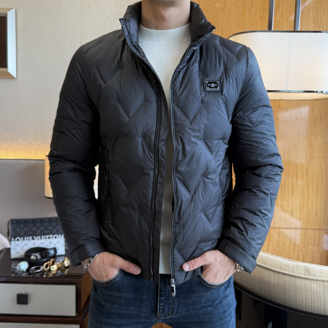 NO:597147,Dior -  2025 new winter men's down jacket, high-quality design, is a must-have for any man, handsome and handsome. Heavy craftsmanship, 90 down filling, but the fashion stance remains firm, first-class texture, crisp and slim. Classic lapel down, mature and stable style, fine texture, good gloss, and very clear texture, simple and elegant style, strong fashion, version leading the current trend, the upper body effect is very good, the fabric is novel and soft to the touch  Fearless and changeable, blooming in comfort and uniqueness. Calmly and confidently walk the way of urban sportsman's spring clothing. Multi-touch fabric selection, showing the eclectic charm. The upper body will not have any wrinkles, the fit is excellent, the upper body is stylish and handsome, the customized accessories are iconic, and the details determine success or failure. Color and color, size M-4XL, can be worn up to 200 pounds.,, dior, jackets & coats, down jacket, alexander wang19860909迪奥 - 2025年冬季新款男士羽绒服外套,高品质设计,是任何男人都必备的王牌好货,帅气爆表.重工艺直冲工艺,90绒填充,但时尚立场坚挺如故,质感一流,挺括修身.经典翻领的羽绒,成熟稳重风,质感细腻,光泽感佳,且纹理非常清晰,款式简洁大气,时尚度强、版型引领当前趋势,上身效果非常好,面料新颖,手感软 无畏多变,舒适与独特中绽放.从容、自信游走都市型男春装之道.多重触感的面料选择,彰显不拘一格的魅力上身不会有任何褶皱,版型极好,上身有型帅气,定制辅料带有标志性,细节决定成败.颜色图色 尺码M-4XL最大可穿到200斤.,,dior,jackets & coats,down jacket,alexander wang,Men's clothing