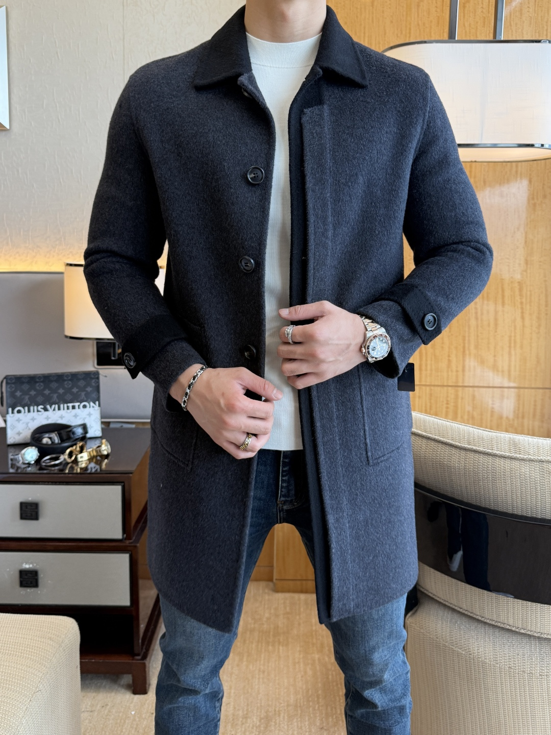 NO:597155,Miu Miu - 2025ss hot cashmere wool coat series in autumn and winter. Exclusively customized - imported polyester fiber + wool blended fabric!  Exquisite tailoring design!  Made by heavy industry 1:1, original hardware accessories, smooth lines, exquisite craftsmanship, awesome upper body shape, comfortable and warm fabrics, very fashionable, handsome and a must-have for leisure and business with any combination!  Normal size M-3XL (model 178/142 pounds upper body L size),,alexander wang19860909谬谬 - 2025ss秋冬爆款羊绒羊毛大衣系列.独家定制-进口聚酯纤维+羊毛混纺面料！精工剪裁设计！重工1:1打造,原版五金辅料配件,线条流畅,工艺精致,上身版型超赞,面料舒适保暖,随意搭配都非常时尚帅气休闲商务必备款哦！正常尺码M-3XL（模特178/142斤上身L码）,,alexander wang,Men's clothing