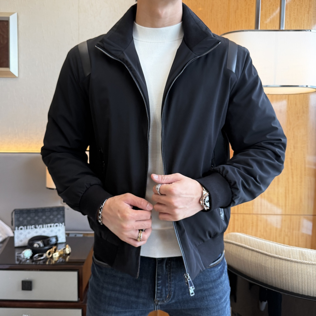 NO:601429,LP Noyo -  2025 new winter men's down jacket, high-quality design, is a must-have for any man, handsome and handsome. Heavy craftsmanship, 90 down filling, but the fashion stance remains firm, first-class texture, crisp and slim. Classic lapel down, mature and stable style, fine texture, good gloss, and very clear texture, simple and elegant style, strong fashion, version leading the current trend, the upper body effect is very good, the fabric is novel and soft to the touch  Fearless and changeable, blooming in comfort and uniqueness. Calmly and confidently walk the way of urban men's spring clothing. Multi-touch fabric selection, showing the eclectic charm. The upper body will not have any wrinkles, the shape is excellent, the upper body is stylish and handsome, the customized accessories are iconic, and the details determine success or failure. Color picture size 48 - 56 can be worn up to 190 pounds.,,loro piana,jackets & coats,down jacket,alexander wang19860909LP诺悠 - 2025年冬季新款男士羽绒服外套,高品质设计,是任何男人都必备的王牌好货,帅气爆表.重工艺直冲工艺,90绒填充,但时尚立场坚挺如故,质感一流,挺括修身.经典翻领的羽绒,成熟稳重风,质感细腻,光泽感佳,且纹理非常清晰,款式简洁大气,时尚度强、版型引领当前趋势,上身效果非常好,面料新颖,手感软 无畏多变,舒适与独特中绽放.从容、自信游走都市型男春装之道.多重触感的面料选择,彰显不拘一格的魅力上身不会有任何褶皱,版型极好,上身有型帅气,定制辅料带有标志性,细节决定成败.颜色图色 尺码48 - 56 最大可穿到190斤.,,loro piana,jackets & coats,down jacket,alexander wang,Men's clothing
