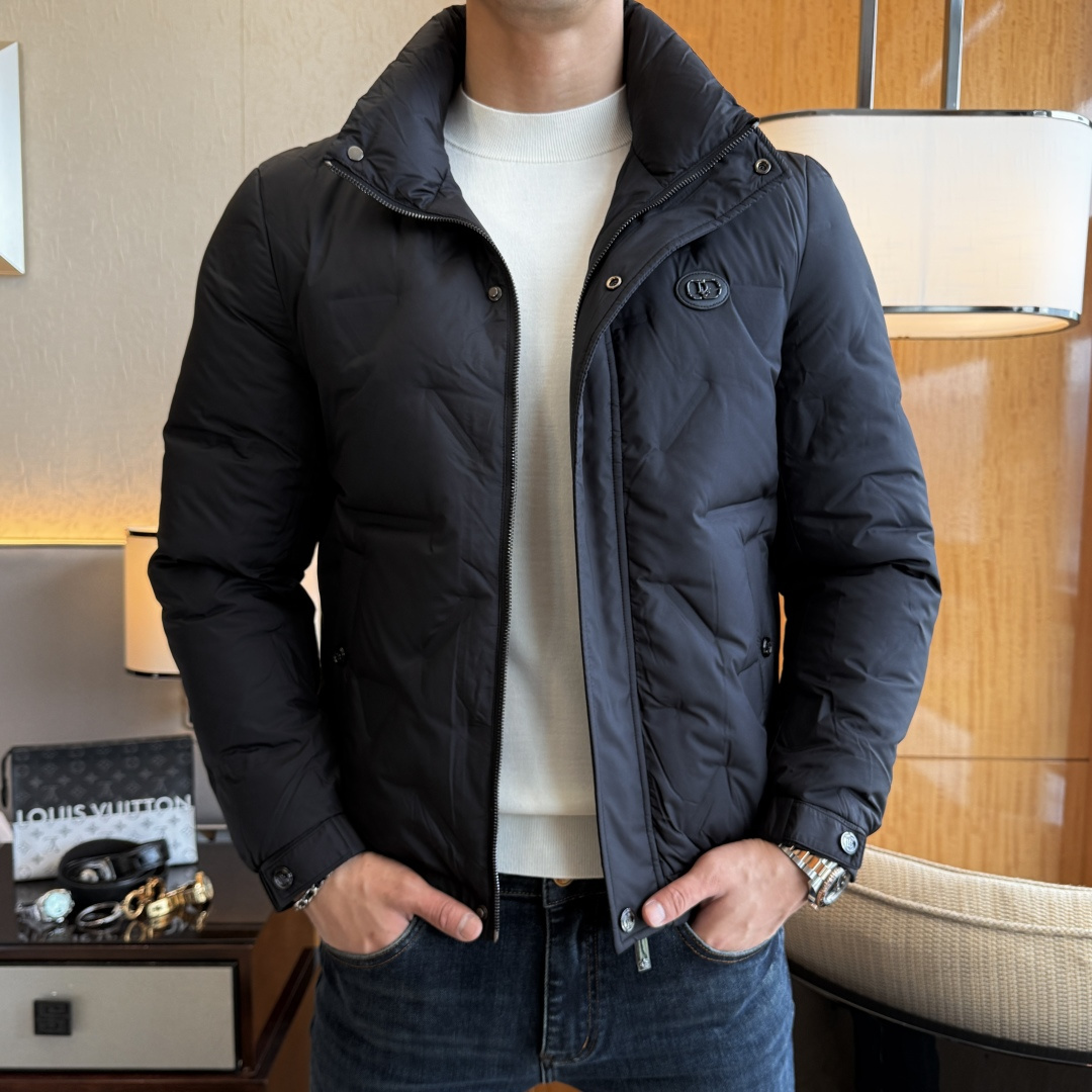 NO:597141,Dior -  2025 new winter men's down jacket, high-quality design, is a must-have for any man, handsome and handsome. Heavy craftsmanship, 90 down filling, but the fashion stance remains firm, first-class texture, crisp and slim. Classic lapel down, mature and stable style, fine texture, good gloss, and very clear texture, simple and elegant style, strong fashion, version leading the current trend, the upper body effect is very good, the fabric is novel and soft to the touch  Fearless and changeable, blooming in comfort and uniqueness. Calmly and confidently walk the way of urban sportsman's spring clothing. Multi-touch fabric selection, showing the eclectic charm. The upper body will not have any wrinkles, the fit is excellent, the upper body is stylish and handsome, the customized accessories are iconic, and the details determine success or failure. Color and color, size M-4XL, can be worn up to 200 pounds.,, dior, jackets & coats, down jacket, alexander wang19860909迪奥 - 2025年冬季新款男士羽绒服外套,高品质设计,是任何男人都必备的王牌好货,帅气爆表.重工艺直冲工艺,90绒填充,但时尚立场坚挺如故,质感一流,挺括修身.经典翻领的羽绒,成熟稳重风,质感细腻,光泽感佳,且纹理非常清晰,款式简洁大气,时尚度强、版型引领当前趋势,上身效果非常好,面料新颖,手感软 无畏多变,舒适与独特中绽放.从容、自信游走都市型男春装之道.多重触感的面料选择,彰显不拘一格的魅力上身不会有任何褶皱,版型极好,上身有型帅气,定制辅料带有标志性,细节决定成败.颜色图色 尺码M-4XL最大可穿到200斤.,,dior,jackets & coats,down jacket,alexander wang,Men's clothing