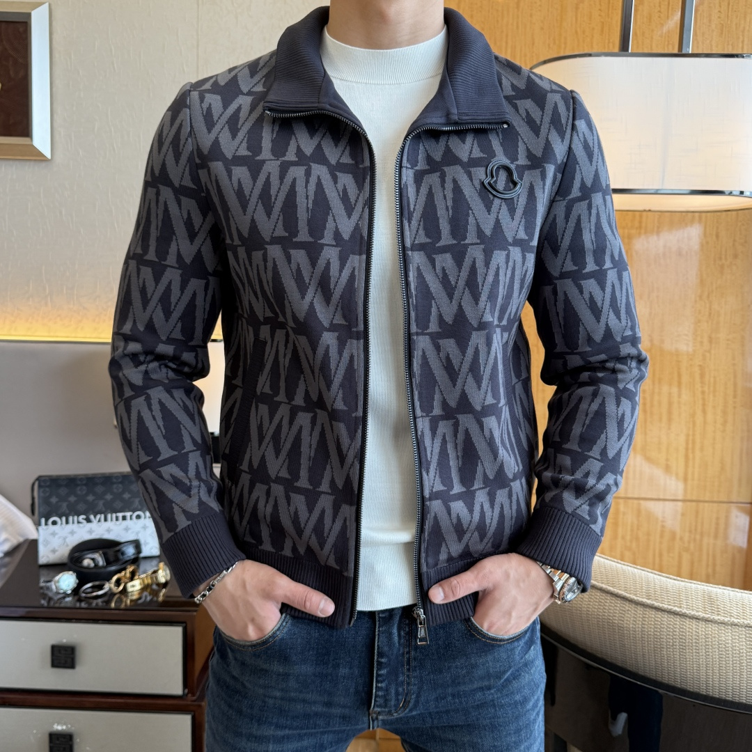 NO:599274,Mengkou - 2025ss autumn and winter hot style business casual jacket, customized high-quality polyester fiber fabric!  Logo design with top fashion big-name elements, complete with three standards!  Original hardware accessories, smooth lines, exquisite craftsmanship, awesome upper body shape, comfortable fabrics, windproof and warm, it is very fashionable, handsome and a must-have for casual and fashionable men with any combination!  Sizes M-3XL can fit up to 190 pounds!  ,,Moncler,jackets & coats,jackets & coats,alexander wang19860909蒙口- 2025ss秋冬大爆款精品商务休闲夹克外套,定制高品质聚酯纤维面料！顶级时尚大牌元素logo设计,三标齐全！原版五金辅料,线条流畅,工艺精致,上身版型超赞,面料舒适,挡风保暖,随意搭配都非常时尚帅气休闲时尚男仕必备款哦！尺码M-3XL 最大可穿190斤！,,Moncler,jackets & coats,jackets & coats,alexander wang,Men's clothing