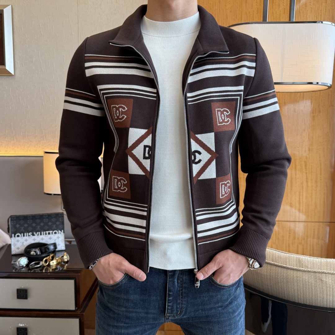 NO:599277,DG- 2025ss autumn and winter hot style business casual jacket, customized high-quality polyester fiber fabric!  Logo design with top fashion big-name elements, complete with three standards!  Original hardware accessories, smooth lines, exquisite craftsmanship, awesome upper body shape, comfortable fabrics, windproof and warm, it is very fashionable, handsome and a must-have for casual and fashionable men with any combination!  Sizes M-3XL can fit up to 190 pounds!  ,,jackets & coats,jackets & coats,alexander wang19860909DG- 2025ss秋冬大爆款精品商务休闲夹克外套,定制高品质聚酯纤维面料！顶级时尚大牌元素logo设计,三标齐全！原版五金辅料,线条流畅,工艺精致,上身版型超赞,面料舒适,挡风保暖,随意搭配都非常时尚帅气休闲时尚男仕必备款哦！尺码M-3XL 最大可穿190斤！,,jackets & coats,jackets & coats,alexander wang,Men's clothing