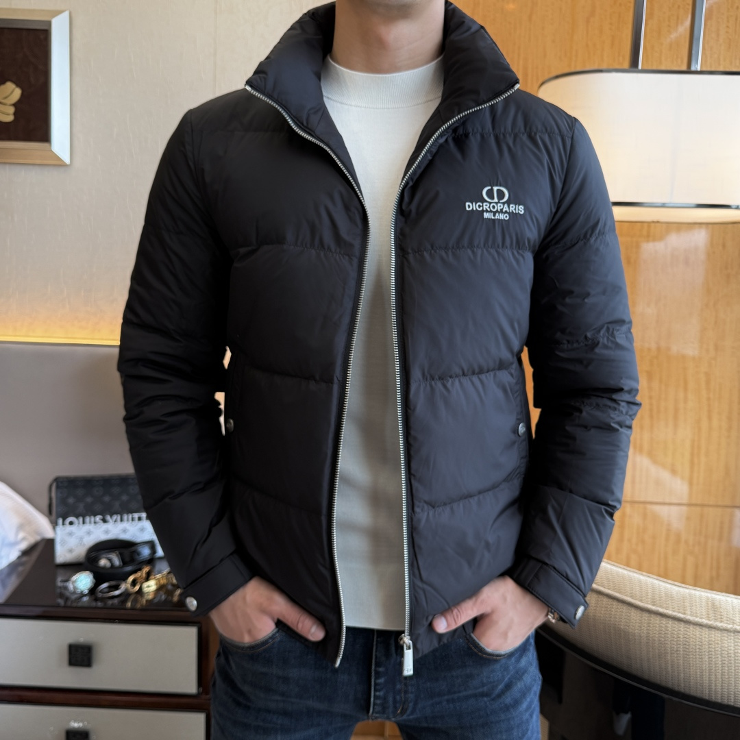 NO:601423,Dior-  2025 new winter men's down jacket, high-quality design, is a must-have for any man, handsome and handsome. Heavy craftsmanship, 90 down filling, but the fashion stance remains firm, first-class texture, crisp and slim. Classic lapel down, mature and stable style, fine texture, good gloss, and very clear texture, simple and elegant style, strong fashion, version leading the current trend, the upper body effect is very good, the fabric is novel and soft to the touch  Fearless and changeable, blooming in comfort and uniqueness. Calmly and confidently walk the way of urban men's spring clothing. Multi-touch fabric selection, showing the eclectic charm. The upper body will not have any wrinkles, the fit is excellent, the upper body is stylish and handsome, the customized accessories are iconic, and the details determine success or failure. Colors and colors, sizes 48 - 56, can be worn up to 190 pounds.,, dior, jackets & coats, down jacket, alexander wang19860909迪奥- 2025年冬季新款男士羽绒服外套,高品质设计,是任何男人都必备的王牌好货,帅气爆表.重工艺直冲工艺,90绒填充,但时尚立场坚挺如故,质感一流,挺括修身.经典翻领的羽绒,成熟稳重风,质感细腻,光泽感佳,且纹理非常清晰,款式简洁大气,时尚度强、版型引领当前趋势,上身效果非常好,面料新颖,手感软 无畏多变,舒适与独特中绽放.从容、自信游走都市型男春装之道.多重触感的面料选择,彰显不拘一格的魅力上身不会有任何褶皱,版型极好,上身有型帅气,定制辅料带有标志性,细节决定成败.颜色图色 尺码48 - 56 最大可穿到190斤.,,dior,jackets & coats,down jacket,alexander wang,Men's clothing