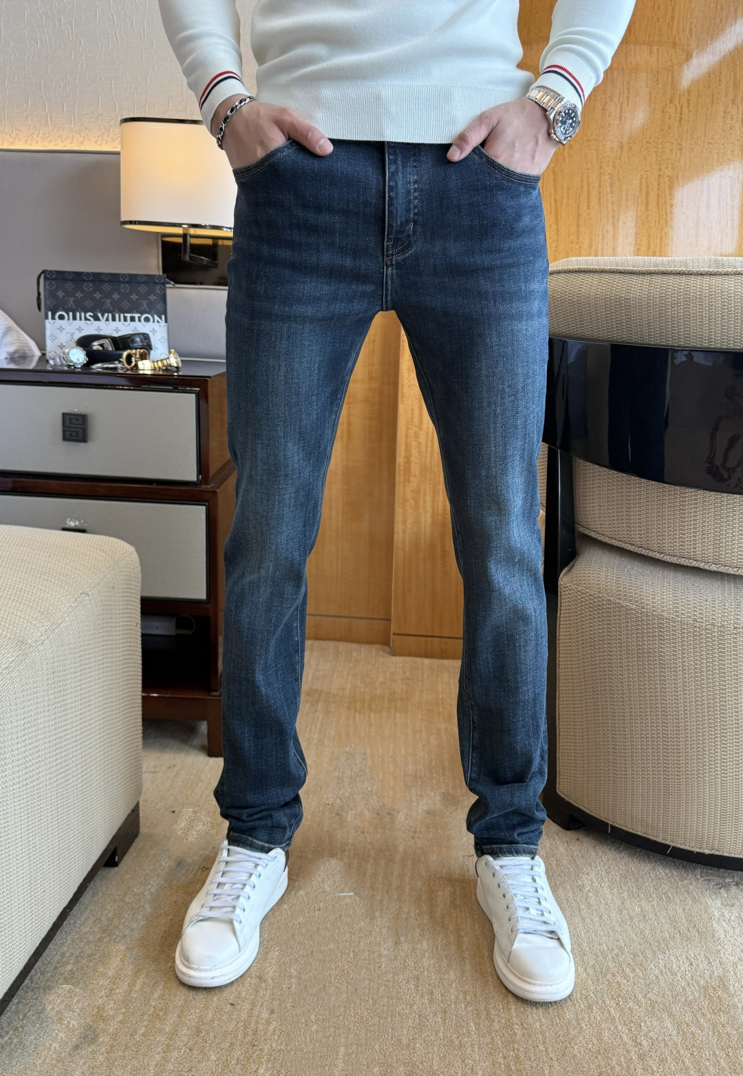 NO:601428,Versace - 2025ss Snake Autumn and Winter hot-selling jeans. Original 1:1 production, the perfect choice for daily essentials, simple and elegant, fashionable and stylish, customized imported denim fabric, heavy washing process, complex workmanship and exquisite craftsmanship. Easily cater to the needs of the four seasons, soft and elastic to the touch, smooth and neat, original accessories and hardware, comfortable upper body, very easy to wear and durable, code number 29-38, versace,jeans,alexander wang19860909范思哲- 2025ss蛇年秋冬大爆款牛仔裤.原单1:1制作,日常必备的完美之选,简单大气亦时尚有型,定制进口丹宁面料 ,重工洗水工艺,做工复杂工艺精湛.轻松迎合四季需要,手感柔软带弹力,流畅利落,原版辅料五金,上身舒适非常易搭耐看码数29-38,,versace,jeans,alexander wang,Men's clothing