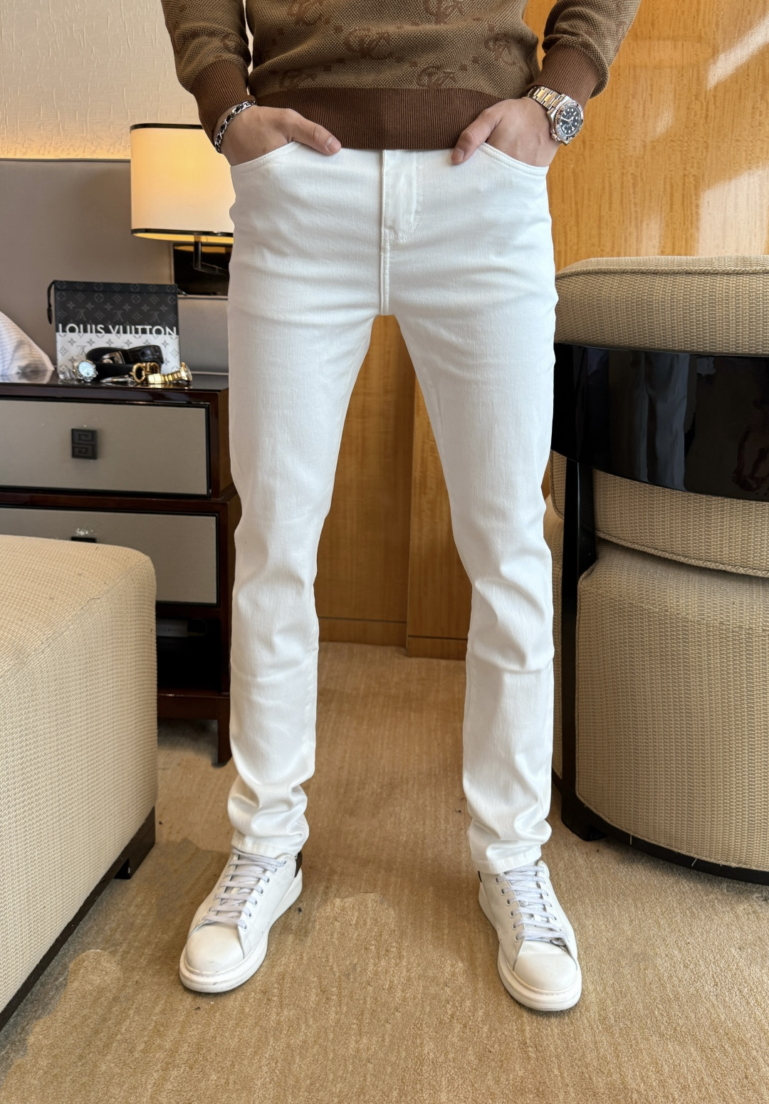 NO:601431,Mengkou - 2025ss Snake Autumn and Winter hot-selling jeans. Original 1:1 production, the perfect choice for daily essentials, simple and elegant, fashionable and stylish, customized imported denim fabric, heavy washing process, complex workmanship and exquisite craftsmanship. Easily cater to the needs of the four seasons, soft and elastic to the touch, smooth and neat, original accessories and hardware, comfortable upper body, very easy to wear and durable, size 29-38, Moncler, jeans, alexander wang19860909蒙口- 2025ss蛇年秋冬大爆款牛仔裤.原单1:1制作,日常必备的完美之选,简单大气亦时尚有型,定制进口丹宁面料 ,重工洗水工艺,做工复杂工艺精湛.轻松迎合四季需要,手感柔软带弹力,流畅利落,原版辅料五金,上身舒适非常易搭耐看码数29-38,,Moncler,jeans,alexander wang,Men's clothing