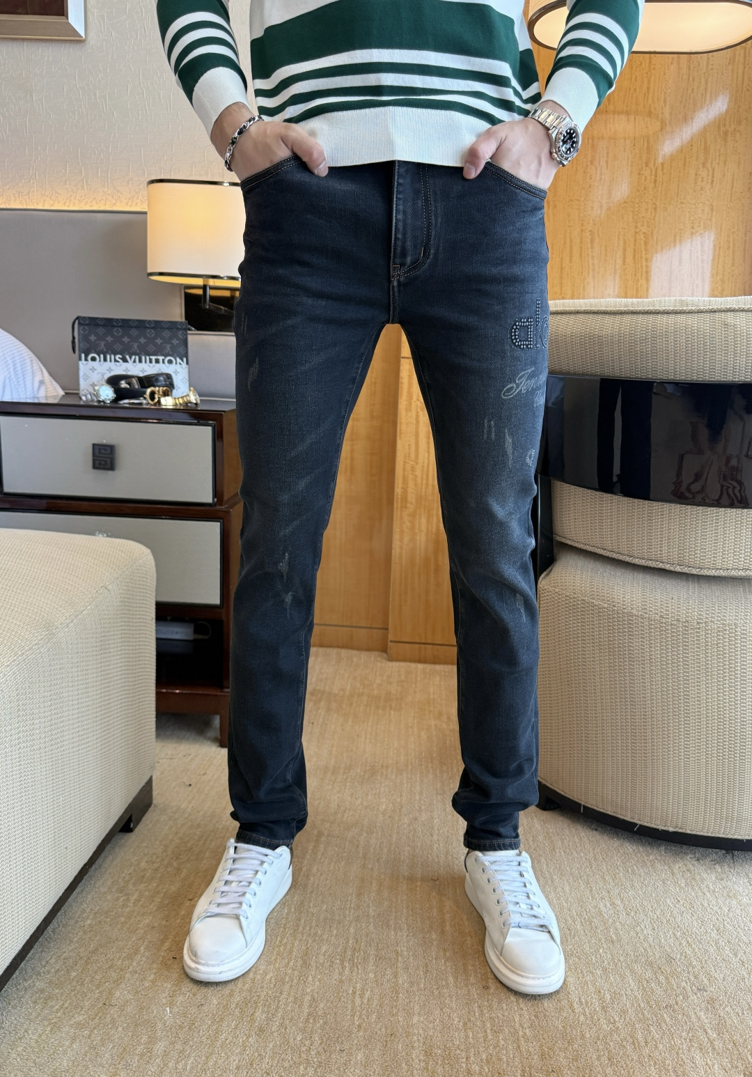 NO:601425,alo- 2025ss Snake Autumn and Winter hot style jeans. Original 1:1 production, the perfect choice for daily essentials, simple and elegant, fashionable and stylish, customized imported denim fabric, heavy washing process, complex workmanship and exquisite craftsmanship. Easily cater to the needs of the four seasons, soft and elastic to the touch, smooth and neat, original accessories and hardware, comfortable upper body, very easy to wear and durable, code number 29-38,, jeans, alexander wang19860909alo- 2025ss蛇年秋冬大爆款牛仔裤.原单1:1制作,日常必备的完美之选,简单大气亦时尚有型,定制进口丹宁面料 ,重工洗水工艺,做工复杂工艺精湛.轻松迎合四季需要,手感柔软带弹力,流畅利落,原版辅料五金,上身舒适非常易搭耐看码数29-38,,jeans,alexander wang,Men's clothing