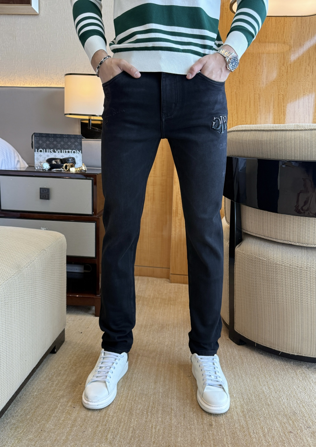 NO:601422,Dior - 2025ss Snake Autumn and Winter Big Hit Jeans. Original 1:1 production, the perfect choice for daily necessities, simple and elegant, fashionable and stylish, customized imported denim fabric, heavy washing process, complex workmanship and exquisite craftsmanship. Easily cater to the needs of the four seasons, soft and elastic to the touch, smooth and neat, original accessories and hardware, comfortable upper body, very easy to wear and durable, size 29-38, dior,jeans,alexander wang19860909迪奥- 2025ss蛇年秋冬大爆款牛仔裤.原单1:1制作,日常必备的完美之选,简单大气亦时尚有型,定制进口丹宁面料 ,重工洗水工艺,做工复杂工艺精湛.轻松迎合四季需要,手感柔软带弹力,流畅利落,原版辅料五金,上身舒适非常易搭耐看码数29-38,,dior,jeans,alexander wang,Men's clothing