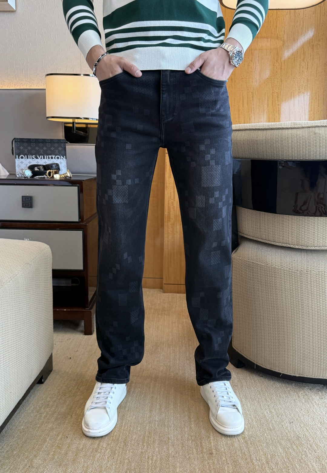 NO:601414,LV- 2025ss Year of the Snake Autumn and Winter Straight Bucket Jeans. Original 1:1 production, the perfect choice for daily necessities, simple and stylish, custom imported denim fabric, heavy washing process, complex workmanship and exquisite craftsmanship. Easily cater to the needs of the four seasons, soft and elastic to the touch, smooth and neat, original accessories and hardware, comfortable upper body, very easy to wear and durable, size 29-38, louis vuitton, jeans, alexander wang19860909LV- 2025ss蛇年秋冬直桶牛仔裤.原单1:1制作,日常必备的完美之选,简单大气亦时尚有型,定制进口丹宁面料 ,重工洗水工艺,做工复杂工艺精湛.轻松迎合四季需要,手感柔软带弹力,流畅利落,原版辅料五金,上身舒适非常易搭耐看码数29-38,,louis vuitton,jeans,alexander wang,Men's clothing