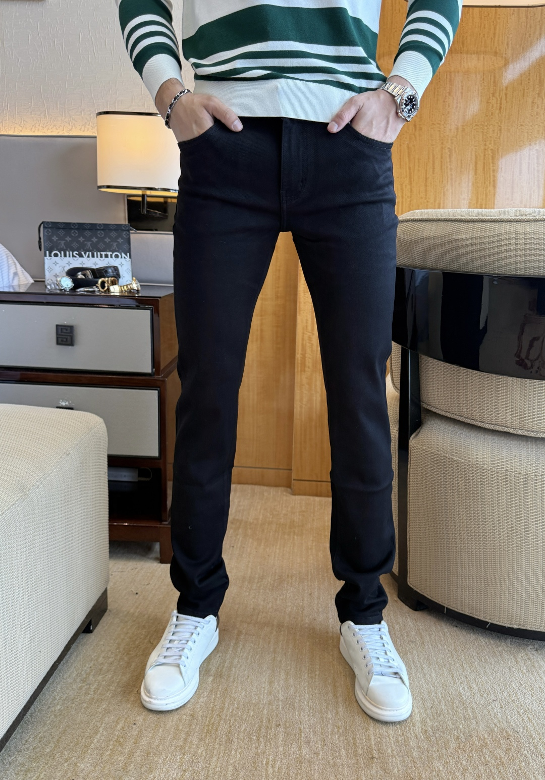 NO:601419,Burberry - 2025ss Snake Autumn and Winter Big Hit Jeans. Original 1:1 production, a perfect choice for daily necessities, simple and stylish, custom imported denim fabric, heavy washing process, complex workmanship and exquisite craftsmanship. Easily cater to the needs of the four seasons, soft and elastic to the touch, smooth and neat, original accessories and hardware, comfortable upper body, very easy to wear and durable, size 29-38, burberry,jeans,alexander wang19860909巴宝莉- 2025ss蛇年秋冬大爆款牛仔裤.原单1:1制作,日常必备的完美之选,简单大气亦时尚有型,定制进口丹宁面料 ,重工洗水工艺,做工复杂工艺精湛.轻松迎合四季需要,手感柔软带弹力,流畅利落,原版辅料五金,上身舒适非常易搭耐看码数29-38,,burberry,jeans,alexander wang,Men's clothing