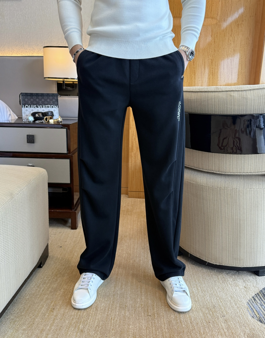 NO:601443,Luo Yiwei - 2025ss autumn and winter counters simultaneously hot-selling casual pants, a must-have versatile style this season, the upper body is extremely outstanding, super versatile style, 1:1 replica of the original version, complete with three labels!  The counter is designed with the latest fashion elements, imported custom-woven high-quality European cotton fabrics, with super good styles, a must-have for casual fashion!  Highly recommended size 29-38, loewe, alexander wang19860909罗意威 - 2025ss秋冬专柜同步爆款休闲裤,本季必入百搭款式,上身极为出挑,超级百搭款 ,原版1:1复刻,三标齐全！专柜最新时尚元素设计,进口定织高品质欧棉面料,版型超好,休闲时尚必备！强烈推荐款 尺码 29-38,,loewe,alexander wang,Men's clothing