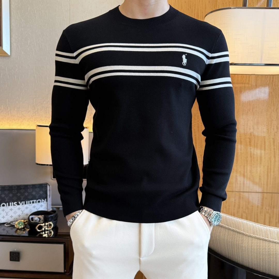 NO:607818,Paul - 2025SS Autumn and Winter counter's most popular woolen sweater, casual and fashionable outer wear, a must-have for inner wear, custom-made imported worsted sheep wool fabric, the fabric has a delicate feel, close to the body and is comfortable without piercing the flesh, and the upper body has a good shape. It is warm to wear, and the counter logo design is very unique. The original quality and craftsmanship are definitely the highest version on the market. The top original version is awesome to wear. It is soft and crisp, not easy to deform. The seams and seams are very rigorous and elegant. Absolutely the first-line OEM requirements!  Don’t miss it, male gods!  Size M-3XL,,alexander wang19860909保罗 - 2025ss秋冬专柜大爆款羊毛衫,休闲时尚外穿 内搭必备款,定制进口精纺绵羊毛面料,面料手感细腻,贴身舒适不扎肉,上身版型好 穿着保暖,专柜标志设计非常独特,原版品质与工艺 绝对市场最高版本 顶级原版穿着超赞 柔顺挺括,不易变形.锁边缝盘都非常严谨考究 绝对一线代工要求！男神们别错过！ 尺码 M-3XL,,alexander wang,Men's clothing