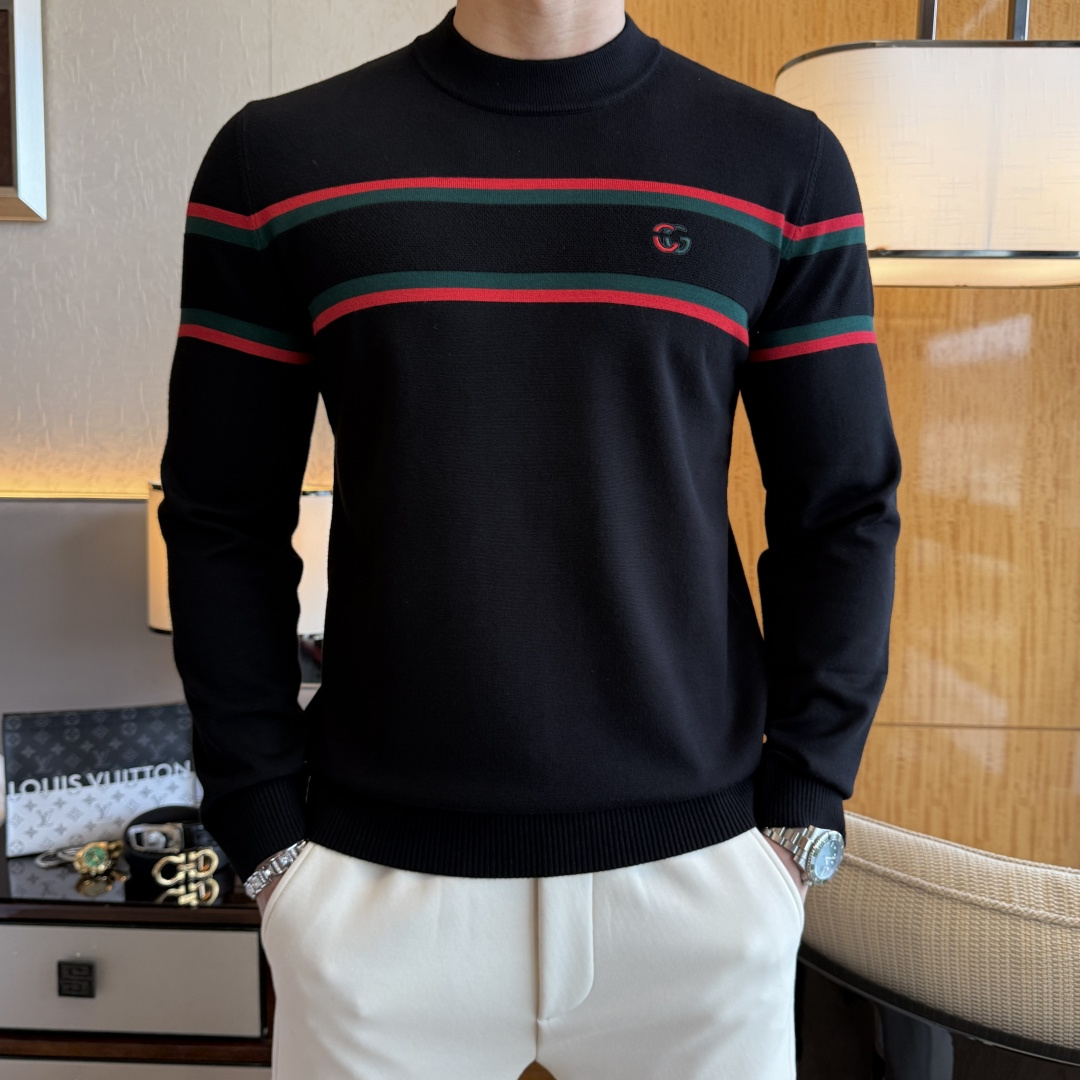 NO:607827,Gucci - 2025ss Autumn and Winter counter hot-selling wool sweater, casual and fashionable outer wear, a must-have for inner wear, custom-made imported worsted sheep wool fabric, the fabric has a delicate feel, close to the body and is comfortable without digging into the flesh, and the upper body has a good shape. It is warm to wear, and the counter logo design is very unique. The original quality and craftsmanship are definitely the highest version on the market. The top original version is awesome to wear. It is soft and crisp, not easy to deform. The seams and stitching plates are very rigorous and absolutely meet the requirements of first-line OEMs!  Don’t miss it, male gods!  Size M-3XL,,alexander wang19860909古奇- 2025ss秋冬专柜大爆款羊毛衫,休闲时尚外穿 内搭必备款,定制进口精纺绵羊毛面料,面料手感细腻,贴身舒适不扎肉,上身版型好 穿着保暖,专柜标志设计非常独特,原版品质与工艺 绝对市场最高版本 顶级原版穿着超赞 柔顺挺括,不易变形.锁边缝盘都非常严谨考究 绝对一线代工要求！男神们别错过！ 尺码 M-3XL,,alexander wang,Men's clothing