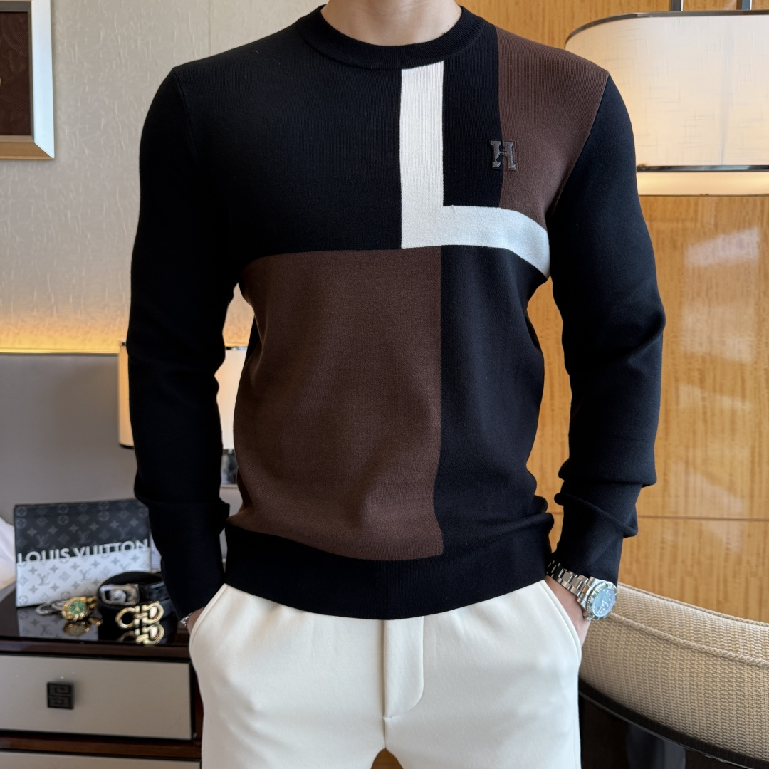 NO:600490,Hermès - 2025ss Autumn and Winter counter hot-selling wool sweater, casual and fashionable outer wear, a must-have for inner wear, custom-made imported worsted wool fabric, the fabric has a delicate feel, close to the body and is comfortable without digging into the flesh, and the upper body has a good shape. It is warm to wear, the counter logo design is very unique, the original quality and craftsmanship are definitely the highest version on the market. The top original version is awesome to wear. It is soft and crisp, not easy to deform. The seams and seams are very rigorous and elegant, absolutely the first-line OEM requirements!  Don’t miss it, male gods!  Size M-3XL,,hermes,alexander wang19860909爱玛仕 - 2025ss秋冬专柜大爆款羊毛衫,休闲时尚外穿 内搭必备款,定制进口精纺绵羊毛面料,面料手感细腻,贴身舒适不扎肉,上身版型好 穿着保暖,专柜标志设计非常独特,原版品质与工艺 绝对市场最高版本 顶级原版穿着超赞 柔顺挺括,不易变形.锁边缝盘都非常严谨考究 绝对一线代工要求！男神们别错过！ 尺码 M-3XL,,hermes,alexander wang,Men's clothing
