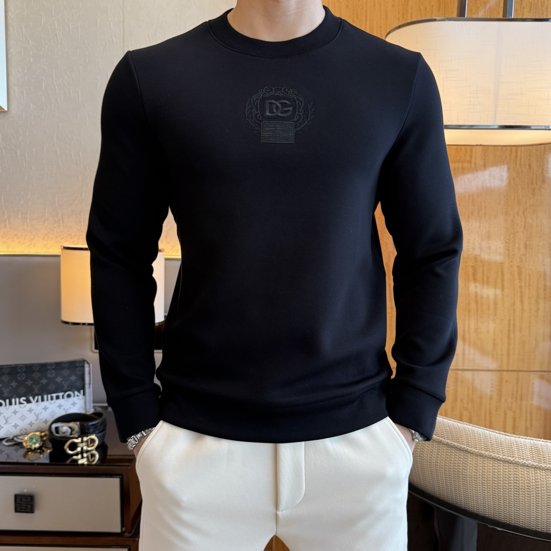 NO:601439,DG- 2025ss is a hot new style in autumn, the highest version of fashionable pullover cashmere sweatshirt, a classic that must be released every year. Favored and respected by major stars, it is made of high-end European cotton blended fabrics, made with heavy craftsmanship, original hardware accessories logo design, soft and smooth, and dense texture!  Stylish upper body!  One of the impeccable must-have styles for autumn!  M-3XL,,hoodie,sweatshirts,alexander wang19860909DG- 2025ss秋季大爆新款,最高版本时尚套头羊绒卫衣、每年必出的经典之作.受各大明星的青睐推崇,精选高端欧棉混纺面料,重工艺制作,原版五金辅料logo设计,柔软顺滑,质地密实！上身时尚有型！秋季无可挑剔必选款式之一！M-3XL,,hoodie,sweatshirts,alexander wang,Men's clothing