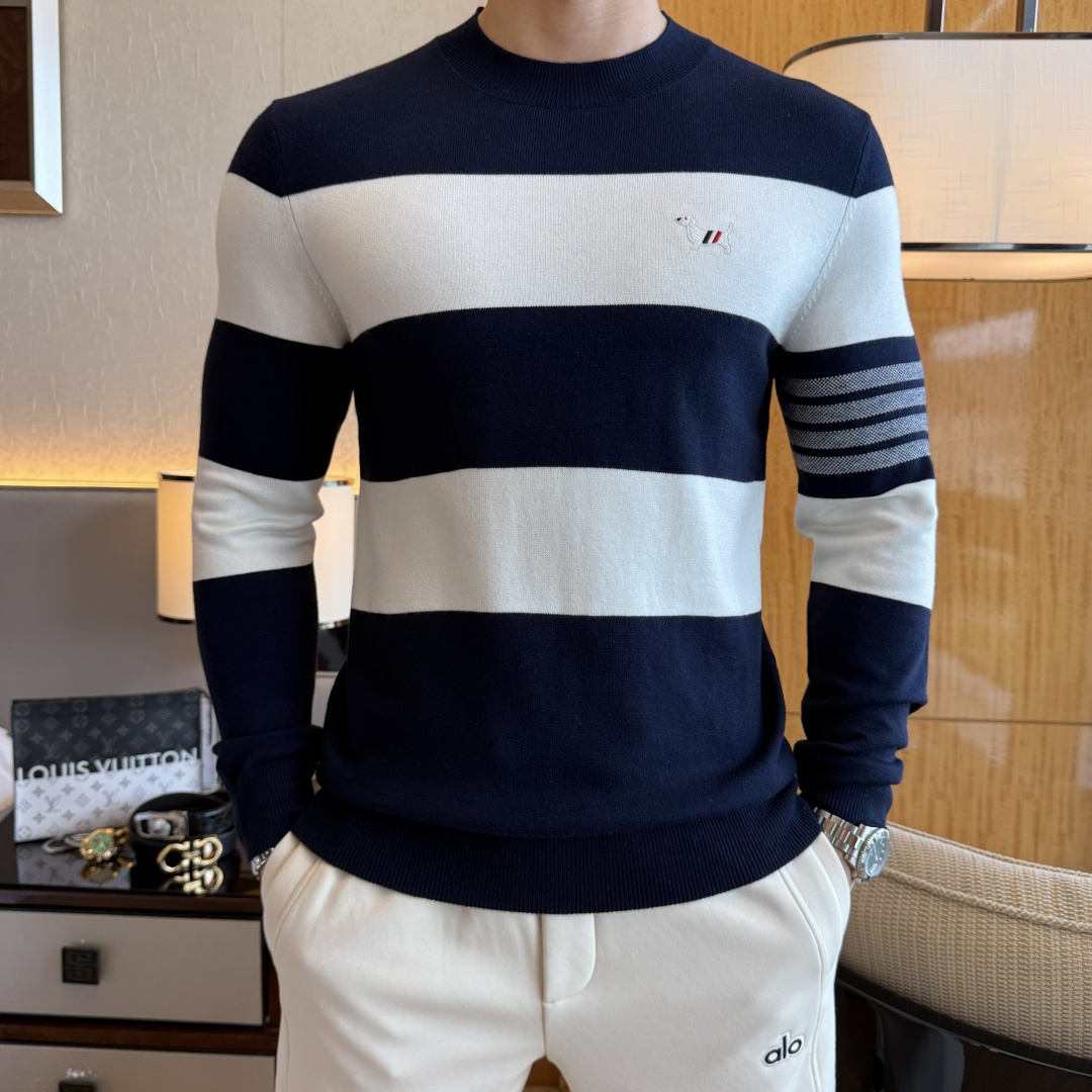 NO:600481,TB- 2025ss Autumn and Winter Counter's Hottest Wool Sweater, Casual and Fashionable Outerwear, A Must-Have Style for the Interior, Customized Imported Worsted Wool Fabric, The Fabric Has a Fine Handle, It's Close-fitting and Comfortable, It Doesn't Cut into the Flesh, The Upper Body Has a Good Fit, It's Warm to Wear, The Counter's Logo Design is Very Unique, The Original Quality and Craftsmanship is Absolutely the Highest Version on the Market. The top original version is awesome to wear. It's soft and crisp, not easy to deform. The overlocking and stitching plates are very rigorous and absolutely meet the requirements of first-line OEMs!  Don’t miss it, male gods!  Size M-3XL,,alexander wang19860909TB- 2025ss秋冬专柜大爆款羊毛衫,休闲时尚外穿 内搭必备款,定制进口精纺绵羊毛面料,面料手感细腻,贴身舒适不扎肉,上身版型好 穿着保暖,专柜标志设计非常独特,原版品质与工艺 绝对市场最高版本 顶级原版穿着超赞 柔顺挺括,不易变形.锁边缝盘都非常严谨考究 绝对一线代工要求！男神们别错过！ 尺码 M-3XL,,alexander wang,Men's clothing