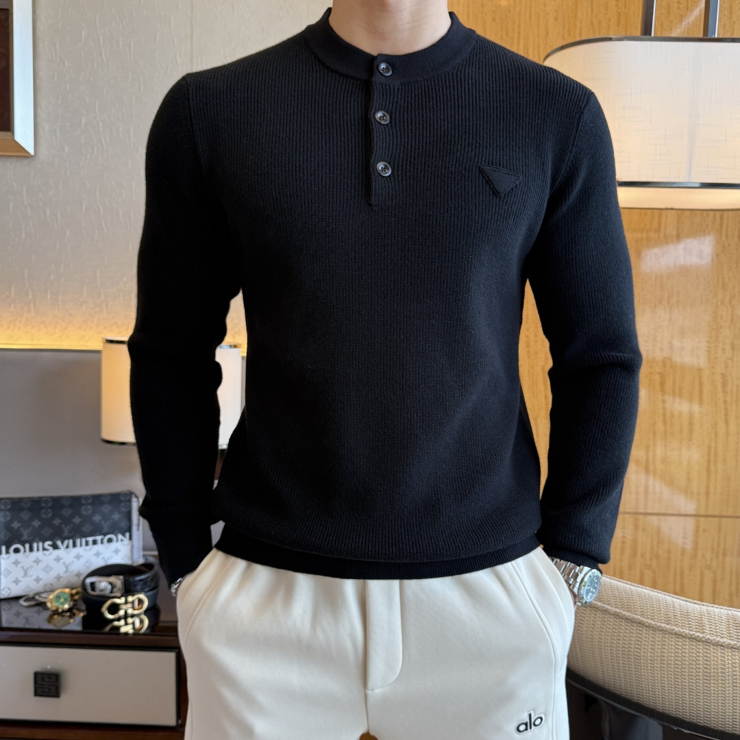 NO:612499,Prada - 2025ss Autumn and Winter counter hot-selling woolen sweater, casual and fashionable outer wear, a must-have for inner wear, custom-made imported worsted sheep wool fabric, the fabric has a delicate feel, close to the body and is comfortable without digging into the flesh, and the upper body has a good shape. It is warm to wear, and the counter logo design is very unique. The original quality and craftsmanship are definitely the highest version on the market. The top original version is awesome to wear. It is soft and stiff, not easy to deform. The seams and seams are very rigorous and elegant. Absolutely the first-line OEM requirements!  Don’t miss it, male gods!  Size M-3XL,,prada,alexander wang19860909普拉达- 2025ss秋冬专柜大爆款羊毛衫,休闲时尚外穿 内搭必备款,定制进口精纺绵羊毛面料,面料手感细腻,贴身舒适不扎肉,上身版型好 穿着保暖,专柜标志设计非常独特,原版品质与工艺 绝对市场最高版本 顶级原版穿着超赞 柔顺挺括,不易变形.锁边缝盘都非常严谨考究 绝对一线代工要求！男神们别错过！ 尺码 M-3XL,,prada,alexander wang,Men's clothing