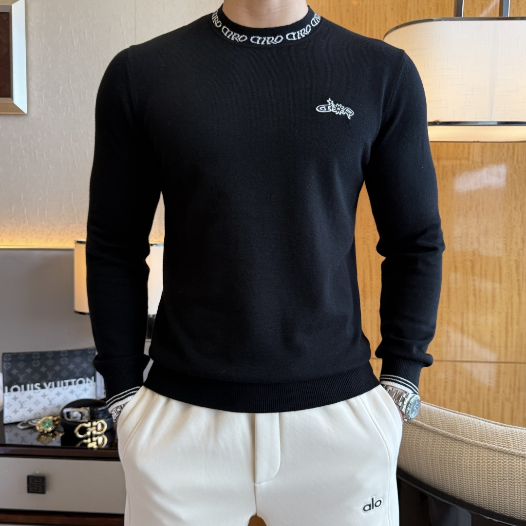 NO:607837,Dior - 2025ss Autumn and Winter Counter's most popular woolen sweater, casual and fashionable outer wear, a must-have for inner wear, customized imported worsted sheep wool fabric, the fabric has a delicate feel, close to the body and is comfortable without digging into the flesh, and the upper body has a good shape. It is warm to wear, and the counter logo design is very unique. The original quality and craftsmanship are definitely the highest version on the market. The top original version is awesome to wear. It is soft and crisp, not easy to deform. The seams and stitching plates are very rigorous and absolutely meet the requirements of first-line OEMs!  Don’t miss it, male gods!  Size M-3XL,,dior,alexander wang19860909迪奥- 2025ss秋冬专柜大爆款羊毛衫,休闲时尚外穿 内搭必备款,定制进口精纺绵羊毛面料,面料手感细腻,贴身舒适不扎肉,上身版型好 穿着保暖,专柜标志设计非常独特,原版品质与工艺 绝对市场最高版本 顶级原版穿着超赞 柔顺挺括,不易变形.锁边缝盘都非常严谨考究 绝对一线代工要求！男神们别错过！ 尺码 M-3XL,,dior,alexander wang,Men's clothing