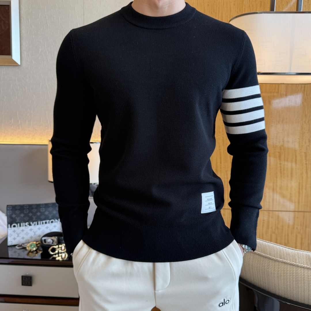 NO:607831,TB - 2025ss Autumn and Winter Counter's Hottest Wool Sweater, Casual and Fashionable Outerwear, A Must-have for Interior, Customized Imported Worsted Wool Fabric, The Fabric Has a Fine Handle, It's Close-fitting and Comfortable, It Doesn't Cut into the Flesh, and It Has a Good Upper Body Shape. It is warm to wear, and the counter logo design is very unique. The original quality and craftsmanship are definitely the highest version on the market. The top original version is awesome to wear. It is soft and crisp, not easy to deform. The seams and stitching plates are very rigorous and absolutely meet the requirements of first-line OEMs!  Don’t miss it, male gods!  Size M-3XL,,alexander wang19860909TB - 2025ss秋冬专柜大爆款羊毛衫,休闲时尚外穿 内搭必备款,定制进口精纺绵羊毛面料,面料手感细腻,贴身舒适不扎肉,上身版型好 穿着保暖,专柜标志设计非常独特,原版品质与工艺 绝对市场最高版本 顶级原版穿着超赞 柔顺挺括,不易变形.锁边缝盘都非常严谨考究 绝对一线代工要求！男神们别错过！ 尺码 M-3XL,,alexander wang,Men's clothing