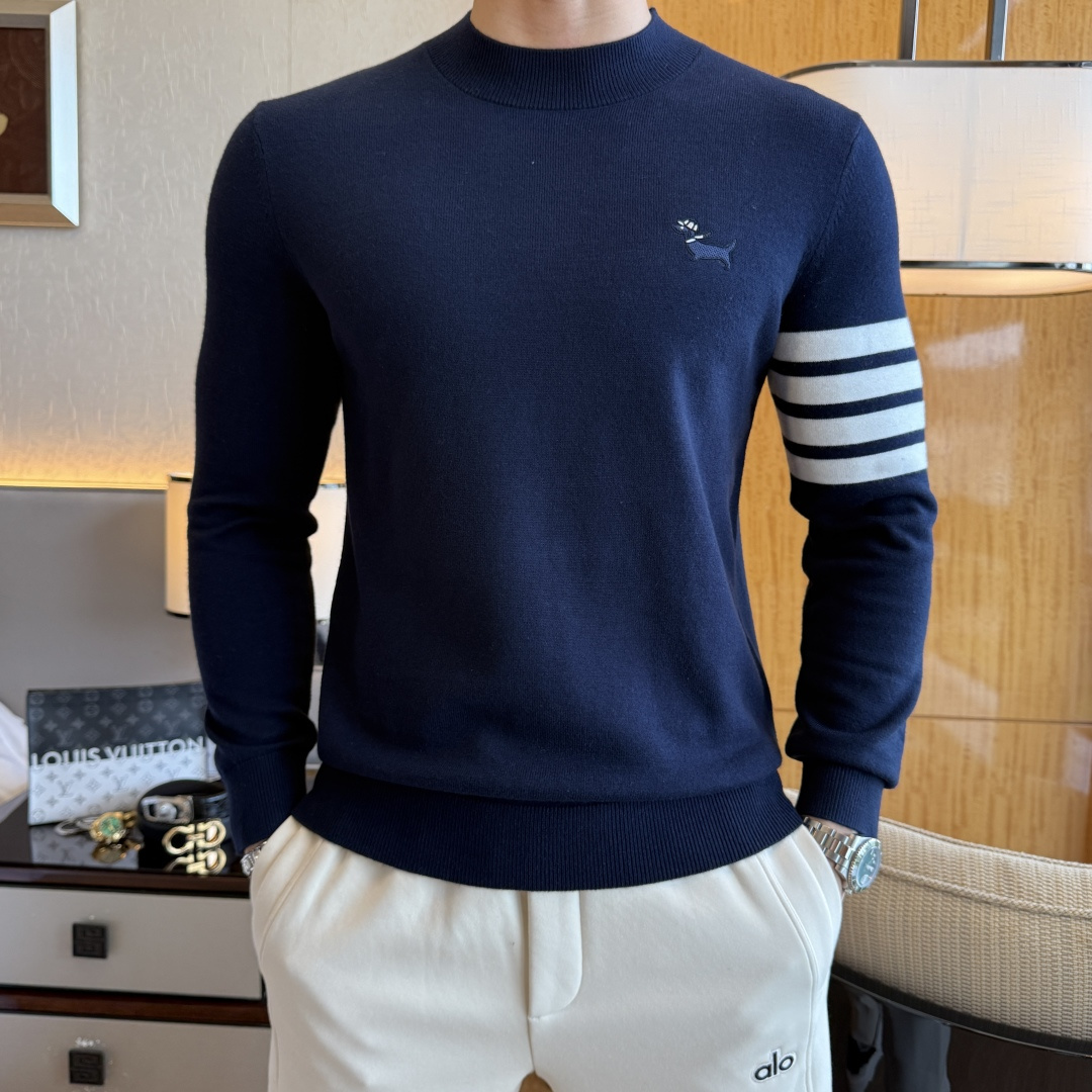 NO:612495,TB- 2025ss Autumn and Winter Counter's Hottest Wool Sweater, Casual and Fashionable Outerwear, A Must-have for Interior, Made from Customized Imported Worsted Wool Fabric, The Fabric Has a Fine Handle, It's Close-fitting and Comfortable, It Doesn't Cut into the Flesh, and It Has a Good Upper Body Shape. It is warm to wear. The counter logo design is very unique. The original quality and craftsmanship are definitely the highest version on the market. The top original version is great to wear. It is soft and crisp, not easy to deform. The overlocking and sewing plates are very rigorous and elegant. Absolutely the first-line OEM requirements!  Don’t miss it, male gods!  Size M-3XL,,alexander wang19860909TB- 2025ss秋冬专柜大爆款羊毛衫,休闲时尚外穿 内搭必备款,定制进口精纺绵羊毛面料,面料手感细腻,贴身舒适不扎肉,上身版型好 穿着保暖,专柜标志设计非常独特,原版品质与工艺 绝对市场最高版本 顶级原版穿着超赞 柔顺挺括,不易变形.锁边缝盘都非常严谨考究 绝对一线代工要求！男神们别错过！ 尺码 M-3XL,,alexander wang,Men's clothing