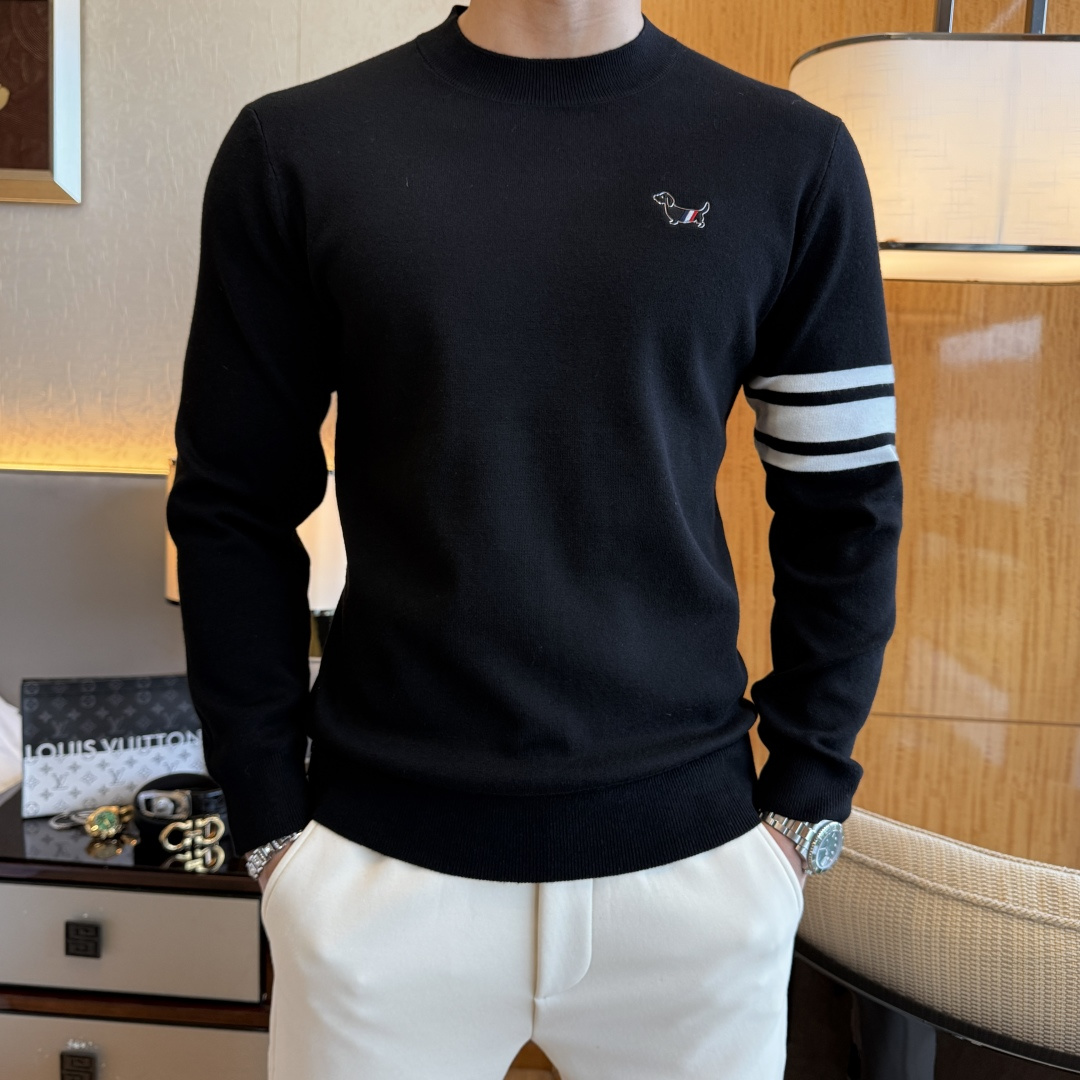 NO:652612,TB- 2025ss Autumn and Winter Counter's Hottest Wool Sweater, Casual and Fashionable Outerwear, A Must-have for Interior, Made from Customized Imported Worsted Wool Fabric, The Fabric Has a Fine Handle, It's Close-fitting and Comfortable, It Doesn't Cut into the Flesh, and It Has a Good Upper Body Shape. It is warm to wear. The counter logo design is very unique. The original quality and craftsmanship are definitely the highest version on the market. The top original version is great to wear. It is soft and crisp, not easy to deform. The overlocking and sewing plates are very rigorous and elegant. Absolutely the first-line OEM requirements!  Don’t miss it, male gods!  Size M-3XL,,alexander wang19860909TB- 2025ss秋冬专柜大爆款羊毛衫,休闲时尚外穿 内搭必备款,定制进口精纺绵羊毛面料,面料手感细腻,贴身舒适不扎肉,上身版型好 穿着保暖,专柜标志设计非常独特,原版品质与工艺 绝对市场最高版本 顶级原版穿着超赞 柔顺挺括,不易变形.锁边缝盘都非常严谨考究 绝对一线代工要求！男神们别错过！ 尺码 M-3XL,,alexander wang,Men's clothing