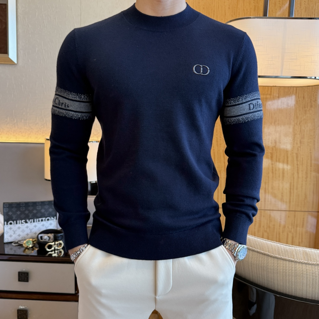 NO:612501,Dior - 2025ss Autumn and Winter counter hot-selling woolen sweater, casual and fashionable outer wear, a must-have for inner wear, custom-made imported worsted sheep wool fabric, the fabric has a delicate feel, close to the body and is comfortable without digging into the flesh, and the upper body has a good shape. It is warm to wear, and the counter logo design is very unique. The original quality and craftsmanship are definitely the highest version on the market. The top original version is great to wear. It is soft and crisp, not easy to deform. The overlocking and sewing plates are very rigorous and elegant. Absolutely the first-line OEM requirements!  Don’t miss it, male gods!  Size M-3XL,,dior,alexander wang19860909迪奥 - 2025ss秋冬专柜大爆款羊毛衫,休闲时尚外穿 内搭必备款,定制进口精纺绵羊毛面料,面料手感细腻,贴身舒适不扎肉,上身版型好 穿着保暖,专柜标志设计非常独特,原版品质与工艺 绝对市场最高版本 顶级原版穿着超赞 柔顺挺括,不易变形.锁边缝盘都非常严谨考究 绝对一线代工要求！男神们别错过！ 尺码 M-3XL,,dior,alexander wang,Men's clothing