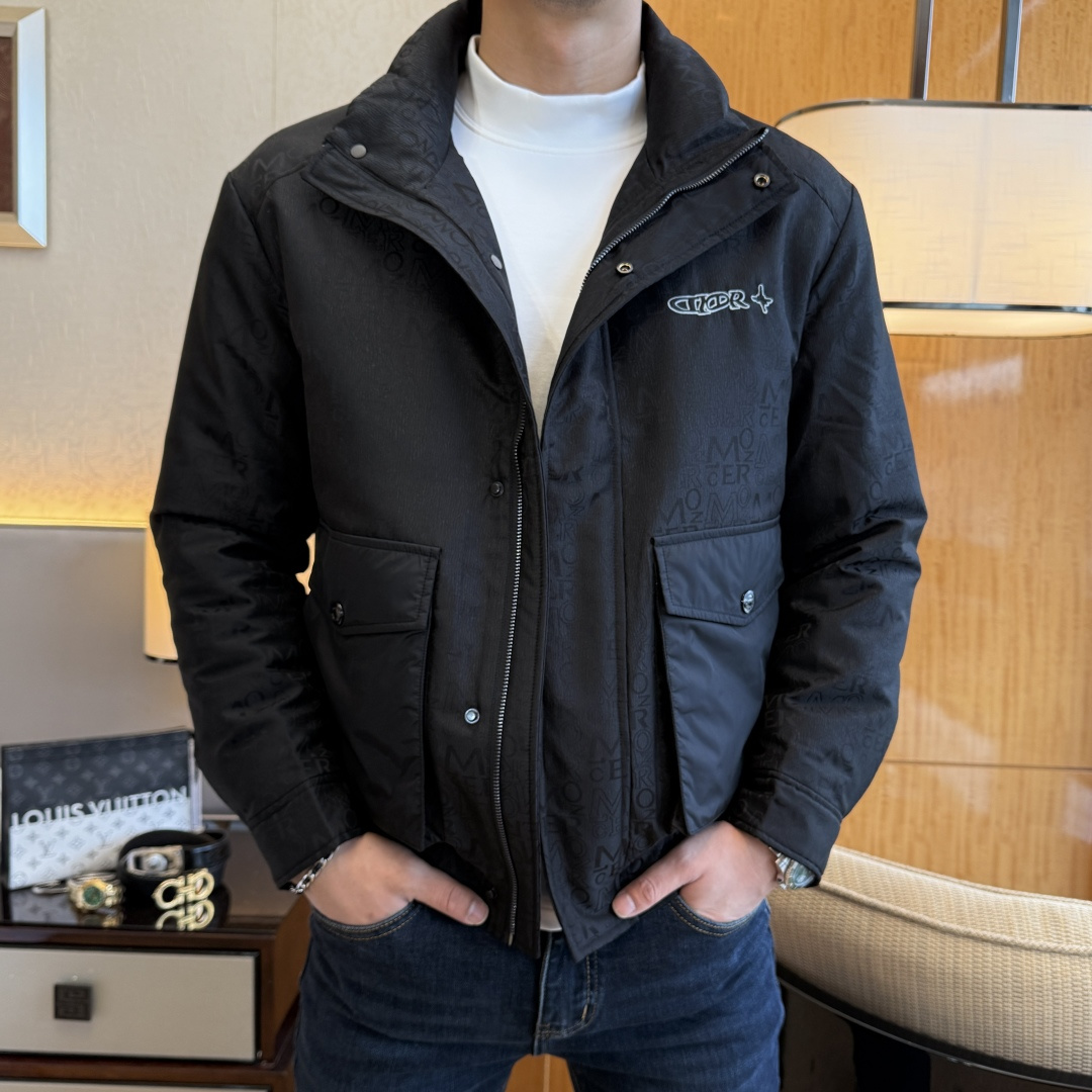 NO:601449,Dior -  2025 new winter men's down jacket, high-quality design, is a must-have for any man, handsome and handsome. Heavy craftsmanship, 90 down filling, but the fashion stance remains firm, first-class texture, crisp and slim. Classic lapel down, mature and stable style, fine texture, good gloss, and very clear texture, simple and elegant style, strong fashion, version leading the current trend, the upper body effect is very good, the fabric is novel and soft to the touch  Fearless and changeable, blooming in comfort and uniqueness. Calmly and confidently walk the way of urban men's spring clothing. Multi-touch fabric selection, showing the eclectic charm. The upper body will not have any wrinkles, the fit is excellent, the upper body is stylish and handsome, the customized accessories are iconic, and the details determine success or failure. Colors and colors, sizes 48 - 56, can be worn up to 190 pounds.,, dior, jackets & coats, down jacket, alexander wang19860909迪奥 - 2025年冬季新款男士羽绒服外套,高品质设计,是任何男人都必备的王牌好货,帅气爆表.重工艺直冲工艺,90绒填充,但时尚立场坚挺如故,质感一流,挺括修身.经典翻领的羽绒,成熟稳重风,质感细腻,光泽感佳,且纹理非常清晰,款式简洁大气,时尚度强、版型引领当前趋势,上身效果非常好,面料新颖,手感软 无畏多变,舒适与独特中绽放.从容、自信游走都市型男春装之道.多重触感的面料选择,彰显不拘一格的魅力上身不会有任何褶皱,版型极好,上身有型帅气,定制辅料带有标志性,细节决定成败.颜色图色 尺码48 - 56 最大可穿到190斤.,,dior,jackets & coats,down jacket,alexander wang,Men's clothing