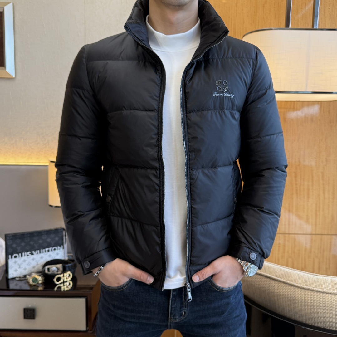 NO:601444,Luo Yiwei -  2025 new winter men's down jacket, high-quality design, is a must-have for any man, handsome and handsome. Heavy craftsmanship, 90 down filling, but the fashion stance remains firm, first-class texture, crisp and slim. Classic lapel down, mature and stable style, fine texture, good gloss, and very clear texture, simple and elegant style, strong fashion, version leading the current trend, the upper body effect is very good, the fabric is novel and soft to the touch  Fearless and changeable, blooming in comfort and uniqueness. Calmly and confidently walk the way of urban men's spring clothing. Multi-touch fabric selection, showing the eclectic charm. The upper body will not have any wrinkles, the fit is excellent, the upper body is stylish and handsome, the customized accessories are iconic, and the details determine success or failure. Colors and colors, sizes 48 - 56, can be worn up to 190 pounds.,,jackets & coats,down jacket,alexander wang19860909罗薏威 - 2025年冬季新款男士羽绒服外套,高品质设计,是任何男人都必备的王牌好货,帅气爆表.重工艺直冲工艺,90绒填充,但时尚立场坚挺如故,质感一流,挺括修身.经典翻领的羽绒,成熟稳重风,质感细腻,光泽感佳,且纹理非常清晰,款式简洁大气,时尚度强、版型引领当前趋势,上身效果非常好,面料新颖,手感软 无畏多变,舒适与独特中绽放.从容、自信游走都市型男春装之道.多重触感的面料选择,彰显不拘一格的魅力上身不会有任何褶皱,版型极好,上身有型帅气,定制辅料带有标志性,细节决定成败.颜色图色 尺码48 - 56 最大可穿到190斤.,,jackets & coats,down jacket,alexander wang,Men's clothing