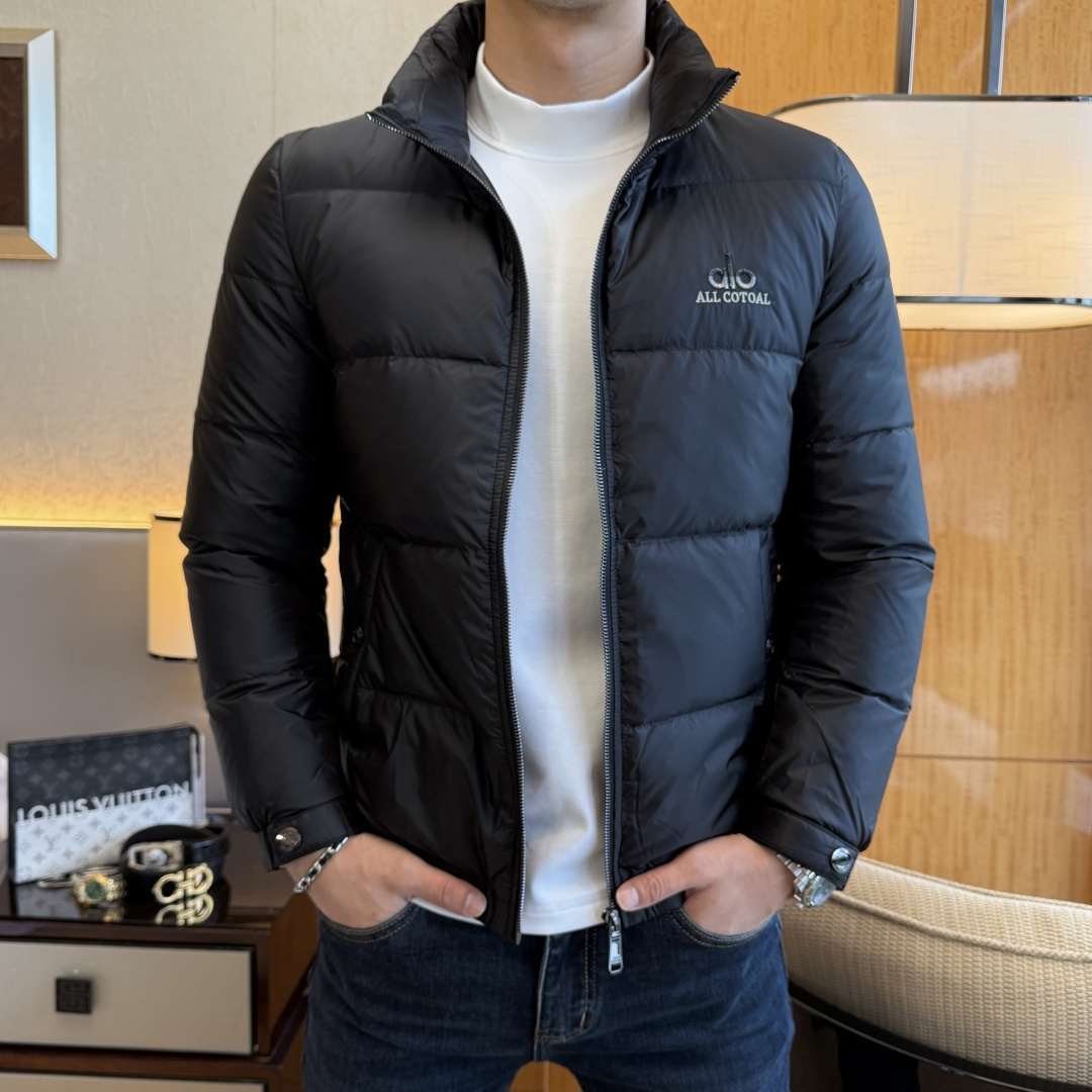 NO:601446,alo - 2025 new winter men's down jacket, high-quality design, a must-have for any man, handsome and handsome. Heavy craftsmanship, 90 down filling, but the fashion stance remains firm, first-class texture, crisp and slim. Classic lapel down, mature and stable style, fine texture, good gloss, and very clear texture, simple and elegant style, strong fashion, version leading the current trend, very good upper body effect, novel fabric, soft feel  Fearless and changeable, blooming in comfort and uniqueness. Calmly and confidently walk the way of urban men's spring clothing. Multi-touch fabric selection, showing the eclectic charm. The upper body will not have any wrinkles, the fit is excellent, the upper body is stylish and handsome, the customized accessories are iconic, and the details determine success or failure. Colors and colors, sizes 48 - 56, can be worn up to 190 pounds.,,jackets & coats,down jacket,alexander wang19860909alo - 2025年冬季新款男士羽绒服外套,高品质设计,是任何男人都必备的王牌好货,帅气爆表.重工艺直冲工艺,90绒填充,但时尚立场坚挺如故,质感一流,挺括修身.经典翻领的羽绒,成熟稳重风,质感细腻,光泽感佳,且纹理非常清晰,款式简洁大气,时尚度强、版型引领当前趋势,上身效果非常好,面料新颖,手感软 无畏多变,舒适与独特中绽放.从容、自信游走都市型男春装之道.多重触感的面料选择,彰显不拘一格的魅力上身不会有任何褶皱,版型极好,上身有型帅气,定制辅料带有标志性,细节决定成败.颜色图色 尺码48 - 56 最大可穿到190斤.,,jackets & coats,down jacket,alexander wang,Men's clothing