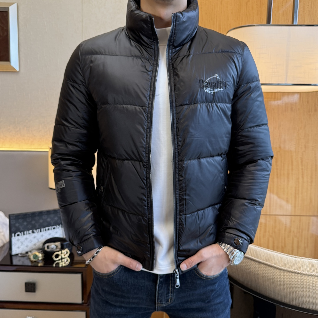 NO:601447,Cavalli -  2025 new winter men's down jacket, high-quality design, is a must-have for any man, handsome and handsome. Heavy craftsmanship, 90 down filling, but the fashion stance remains firm, first-class texture, crisp and slim. Classic lapel down, mature and stable style, fine texture, good gloss, and very clear texture, simple and elegant style, strong fashion, version leading the current trend, the upper body effect is very good, the fabric is novel and soft to the touch  Fearless and changeable, blooming in comfort and uniqueness. Calmly and confidently walk the way of urban men's spring clothing. Multi-touch fabric selection, showing the eclectic charm. The upper body will not have any wrinkles, the fit is excellent, the upper body is stylish and handsome, the customized accessories are iconic, and the details determine success or failure. Colors and colors, sizes 48 - 56, can be worn up to 190 pounds.,,jackets & coats,down jacket,alexander wang19860909卡瓦利 - 2025年冬季新款男士羽绒服外套,高品质设计,是任何男人都必备的王牌好货,帅气爆表.重工艺直冲工艺,90绒填充,但时尚立场坚挺如故,质感一流,挺括修身.经典翻领的羽绒,成熟稳重风,质感细腻,光泽感佳,且纹理非常清晰,款式简洁大气,时尚度强、版型引领当前趋势,上身效果非常好,面料新颖,手感软 无畏多变,舒适与独特中绽放.从容、自信游走都市型男春装之道.多重触感的面料选择,彰显不拘一格的魅力上身不会有任何褶皱,版型极好,上身有型帅气,定制辅料带有标志性,细节决定成败.颜色图色 尺码48 - 56 最大可穿到190斤.,,jackets & coats,down jacket,alexander wang,Men's clothing