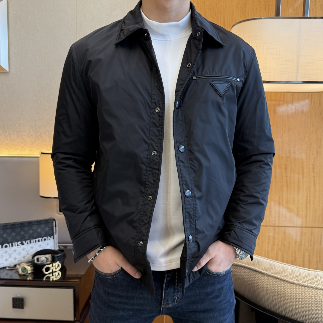 NO:601465,Prada -  2025 new winter men's down jacket, high-quality design, is a must-have for any man, handsome and handsome. Heavy craftsmanship, 90 down filling, but the fashion stance remains firm, first-class texture, crisp and slim. Classic lapel down, mature and stable style, fine texture, good gloss, and very clear texture, simple and elegant style, strong fashion, version leading the current trend, the upper body effect is very good, the fabric is novel and soft to the touch  Fearless and changeable, blooming in comfort and uniqueness. Calmly and confidently walk the way of urban men's spring clothing. Multi-touch fabric selection, showing the eclectic charm. The upper body will not have any wrinkles, the fit is excellent, the upper body is stylish and handsome, the customized accessories are iconic, and the details determine success or failure. Colors and colors, sizes 48 - 56, can be worn up to 190 pounds.,, prada, jackets & coats, down jacket, alexander wang19860909普拉达 - 2025年冬季新款男士羽绒服外套,高品质设计,是任何男人都必备的王牌好货,帅气爆表.重工艺直冲工艺,90绒填充,但时尚立场坚挺如故,质感一流,挺括修身.经典翻领的羽绒,成熟稳重风,质感细腻,光泽感佳,且纹理非常清晰,款式简洁大气,时尚度强、版型引领当前趋势,上身效果非常好,面料新颖,手感软 无畏多变,舒适与独特中绽放.从容、自信游走都市型男春装之道.多重触感的面料选择,彰显不拘一格的魅力上身不会有任何褶皱,版型极好,上身有型帅气,定制辅料带有标志性,细节决定成败.颜色图色 尺码48 - 56 最大可穿到190斤.,,prada,jackets & coats,down jacket,alexander wang,Men's clothing