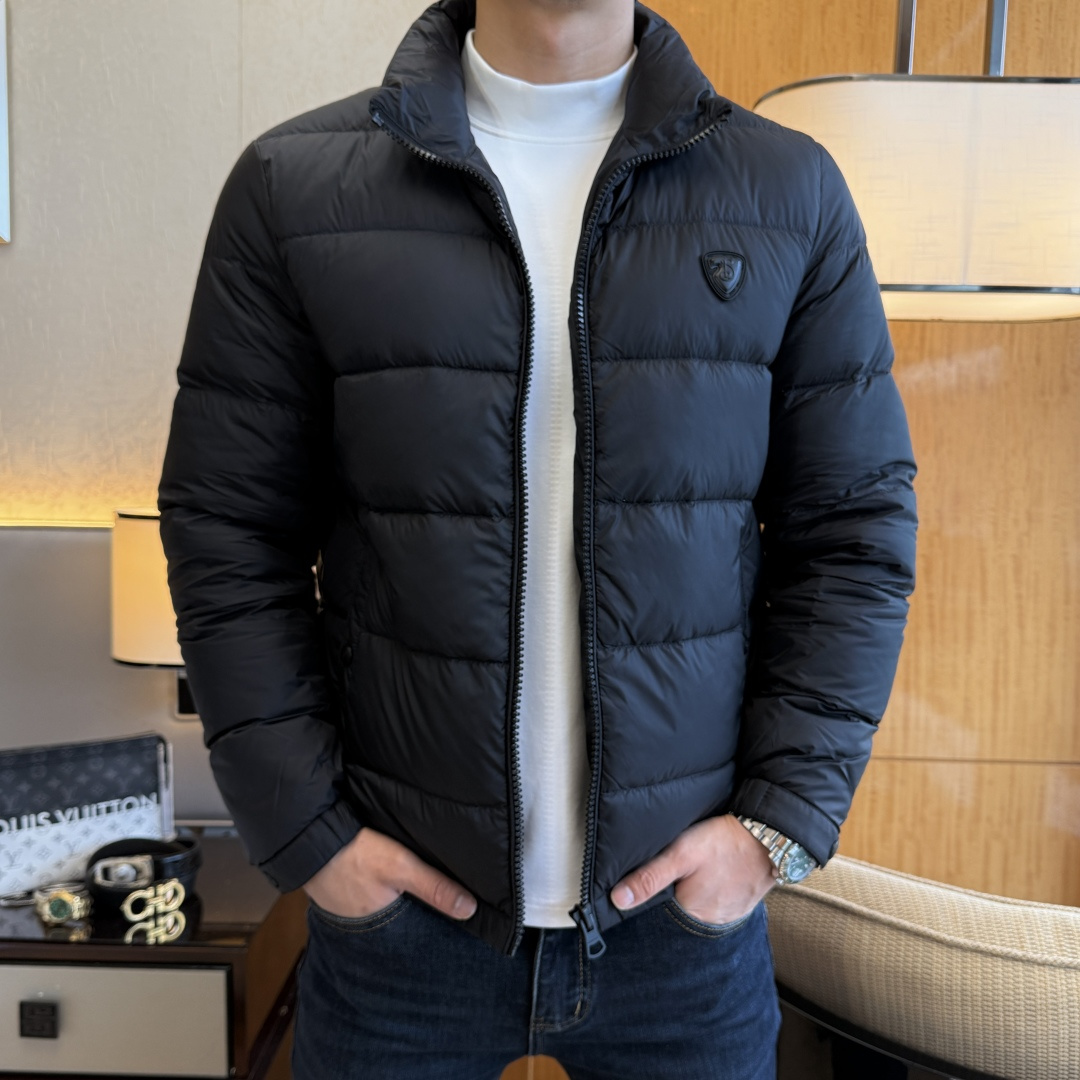 NO:601459,Burberry -  2025 new winter men's down jacket, high-quality design, is a must-have for any man, handsome and handsome. Heavy craftsmanship, 90 down filling, but the fashion stance remains firm, first-class texture, crisp and slim. Classic lapel down, mature and stable style, fine texture, good gloss, and very clear texture, simple and elegant style, strong fashion, version leading the current trend, the upper body effect is very good, the fabric is novel and soft to the touch  Fearless and changeable, blooming in comfort and uniqueness. Calmly and confidently walk the way of urban men's spring clothing. Multi-touch fabric selection, showing the eclectic charm. The upper body will not have any wrinkles, the fit is excellent, the upper body is stylish and handsome, the customized accessories are iconic, and the details determine success or failure. Colors and colors, sizes 48 - 56, can be worn up to 190 pounds.,, burberry, jackets & coats, down jacket, alexander wang19860909巴宝莉 - 2025年冬季新款男士羽绒服外套,高品质设计,是任何男人都必备的王牌好货,帅气爆表.重工艺直冲工艺,90绒填充,但时尚立场坚挺如故,质感一流,挺括修身.经典翻领的羽绒,成熟稳重风,质感细腻,光泽感佳,且纹理非常清晰,款式简洁大气,时尚度强、版型引领当前趋势,上身效果非常好,面料新颖,手感软 无畏多变,舒适与独特中绽放.从容、自信游走都市型男春装之道.多重触感的面料选择,彰显不拘一格的魅力上身不会有任何褶皱,版型极好,上身有型帅气,定制辅料带有标志性,细节决定成败.颜色图色 尺码48 - 56 最大可穿到190斤.,,burberry,jackets & coats,down jacket,alexander wang,Men's clothing