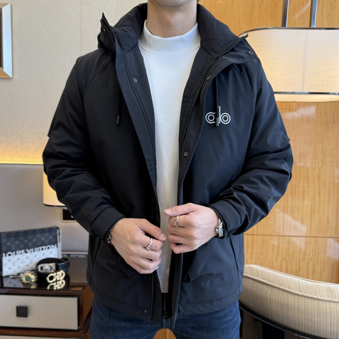 NO:612432,alo - 2025 new winter men's down jacket, high-quality design, a must-have for any man, handsome and handsome. Heavy craftsmanship, 90 down filling, but the fashion stance remains firm, first-class texture, crisp and slim. Classic lapel down, mature and stable style, fine texture, good gloss, and very clear texture, simple and elegant style, strong fashion, version leading the current trend, very good upper body effect, novel fabric, soft feel  Fearless and changeable, blooming in comfort and uniqueness. Calmly and confidently walk the way of urban men's spring clothing. Multi-touch fabric selection, showing the eclectic charm. The upper body will not have any wrinkles, the fit is excellent, the upper body is stylish and handsome, the customized accessories are iconic, and the details determine success or failure. Colors and colors, sizes 48 - 56, can be worn up to 190 pounds.,,jackets & coats,down jacket,alexander wang19860909alo - 2025年冬季新款男士羽绒服外套,高品质设计,是任何男人都必备的王牌好货,帅气爆表.重工艺直冲工艺,90绒填充,但时尚立场坚挺如故,质感一流,挺括修身.经典翻领的羽绒,成熟稳重风,质感细腻,光泽感佳,且纹理非常清晰,款式简洁大气,时尚度强、版型引领当前趋势,上身效果非常好,面料新颖,手感软 无畏多变,舒适与独特中绽放.从容、自信游走都市型男春装之道.多重触感的面料选择,彰显不拘一格的魅力上身不会有任何褶皱,版型极好,上身有型帅气,定制辅料带有标志性,细节决定成败.颜色图色 尺码48 - 56 最大可穿到190斤.,,jackets & coats,down jacket,alexander wang,Men's clothing