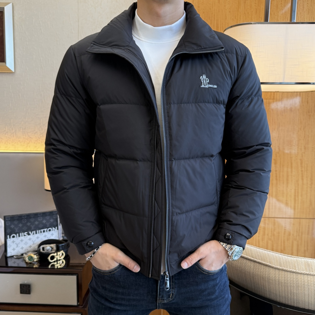 NO:683525,Mengkou - 2025ss counter's most popular fashion boutique down jacket, made of high-end windproof polyester fiber fabric, heavy craftsmanship design, the latest brand element design of the counter, making men more handsome and stylish, the fabric is close-fitting and comfortable, and has strong warmth retention!  Customized original hardware accessories, complex turning, exquisite craftsmanship, and high-quality 90 white duck down fillers will make you more elegant and warm all winter [satisfied]. The style is simple, fashionable and generous, a fashionable casual item, wearing it will make you the center of attention wherever you go!  Fashion is always close to you. Size M - 3XL (model weighs 178/145 pounds, upper body size L), Moncler, jackets & coats, down jacket,19860909蒙口 - 2025ss专柜大爆款时尚精品羽绒服外套,高档防风聚酯纤维面料制作,重工艺设计,专柜最新品牌元素设计,让男人更帅气有型,面料贴身舒适,保暖性非常强！定制原版五金辅料,车工复杂,工艺精湛,填充物采用高品质90白鸭绒,让你整个冬天有风度更有温度[得意].版型简洁时尚大方,时尚潮流休闲单品,穿上它让你走到那里都是焦点！时尚总是离你很近码数Ｍ - 3XL (模特178/145斤上身L码),,Moncler,jackets & coats,down jacket,,Men's clothing
