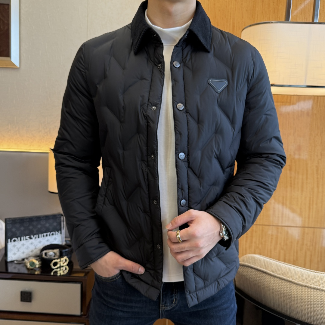 NO:607851,Prada-  2025 new winter men's down jacket, high-quality design, is a must-have for any man, handsome and handsome. Heavy craftsmanship, 90 down filling, but the fashion stance remains firm, first-class texture, crisp and slim. Classic lapel down, mature and stable style, fine texture, good gloss, and very clear texture, simple and elegant style, strong fashion, version leading the current trend, very good upper body effect, novel fabric, soft feel  Fearless and changeable, blooming in comfort and uniqueness. Calmly and confidently walk the way of urban men's spring clothing. Multi-touch fabric selection, showing the eclectic charm. The upper body will not have any wrinkles, the fit is excellent, the upper body is stylish and handsome, the customized accessories are iconic, and the details determine success or failure. Colors and colors, sizes 48 - 56, can be worn up to 190 pounds.,, prada, jackets & coats, down jacket, alexander wang19860909普拉达- 2025年冬季新款男士绒羽绒服外套,高品质设计,是任何男人都必备的王牌好货,帅气爆表.重工艺直冲工艺,90绒填充,但时尚立场坚挺如故,质感一流,挺括修身.经典翻领的羽绒,成熟稳重风,质感细腻,光泽感佳,且纹理非常清晰,款式简洁大气,时尚度强、版型引领当前趋势,上身效果非常好,面料新颖,手感软 无畏多变,舒适与独特中绽放.从容、自信游走都市型男春装之道.多重触感的面料选择,彰显不拘一格的魅力上身不会有任何褶皱,版型极好,上身有型帅气,定制辅料带有标志性,细节决定成败.颜色图色 尺码48 - 56 最大可穿到190斤.,,prada,jackets & coats,down jacket,alexander wang,Men's clothing